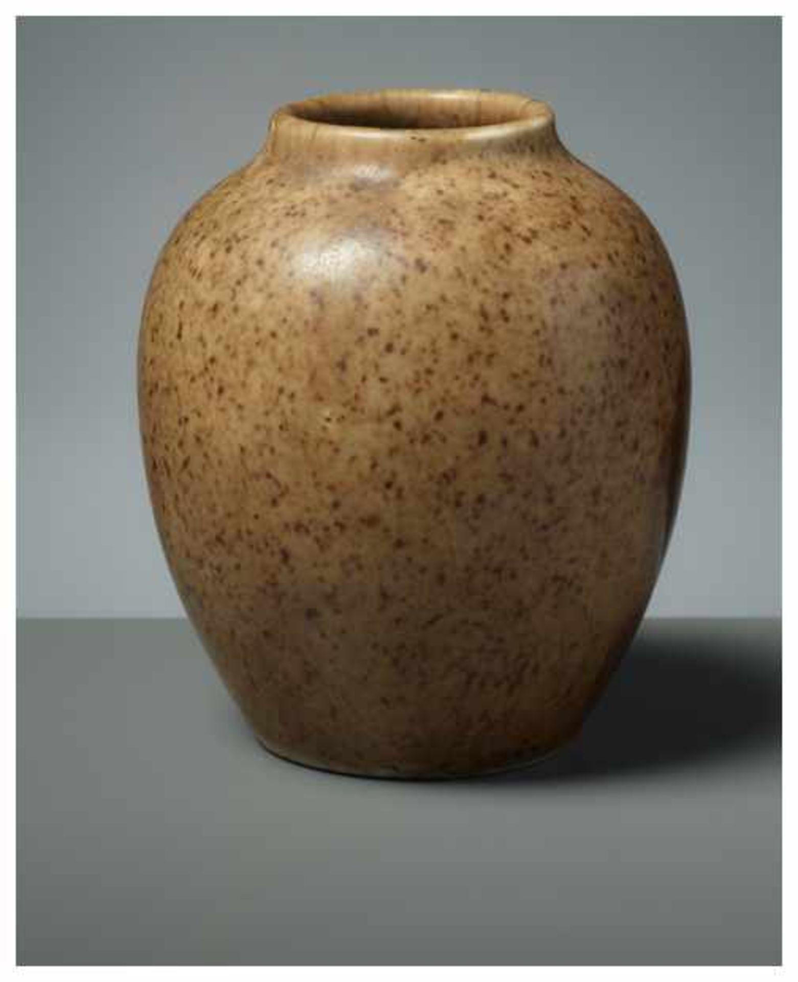 A SMALL CHINESE GLAZED CERAMIC VASE Glazed ceramic. China, late Qing or laterThis vessel features an - Image 3 of 5