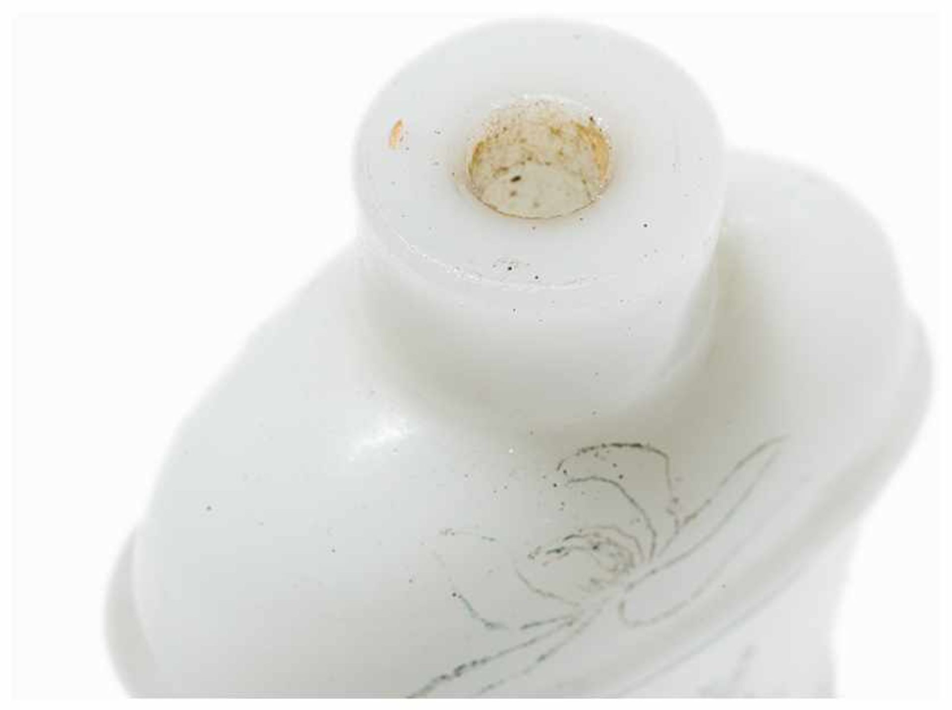 SNUFF BOTTLE WITH INCISED DECORATION Milk glass, quartz. China, modernFlat body with profiled - Image 4 of 7