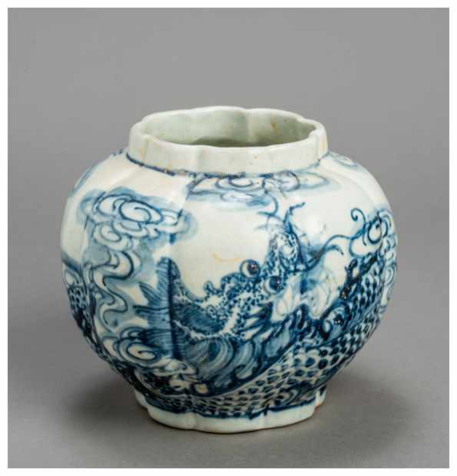 A CHINESE GLAZED STONEWARE POT VESSEL WITH DRAGON Glazed stoneware. China, late Ming dynasty to