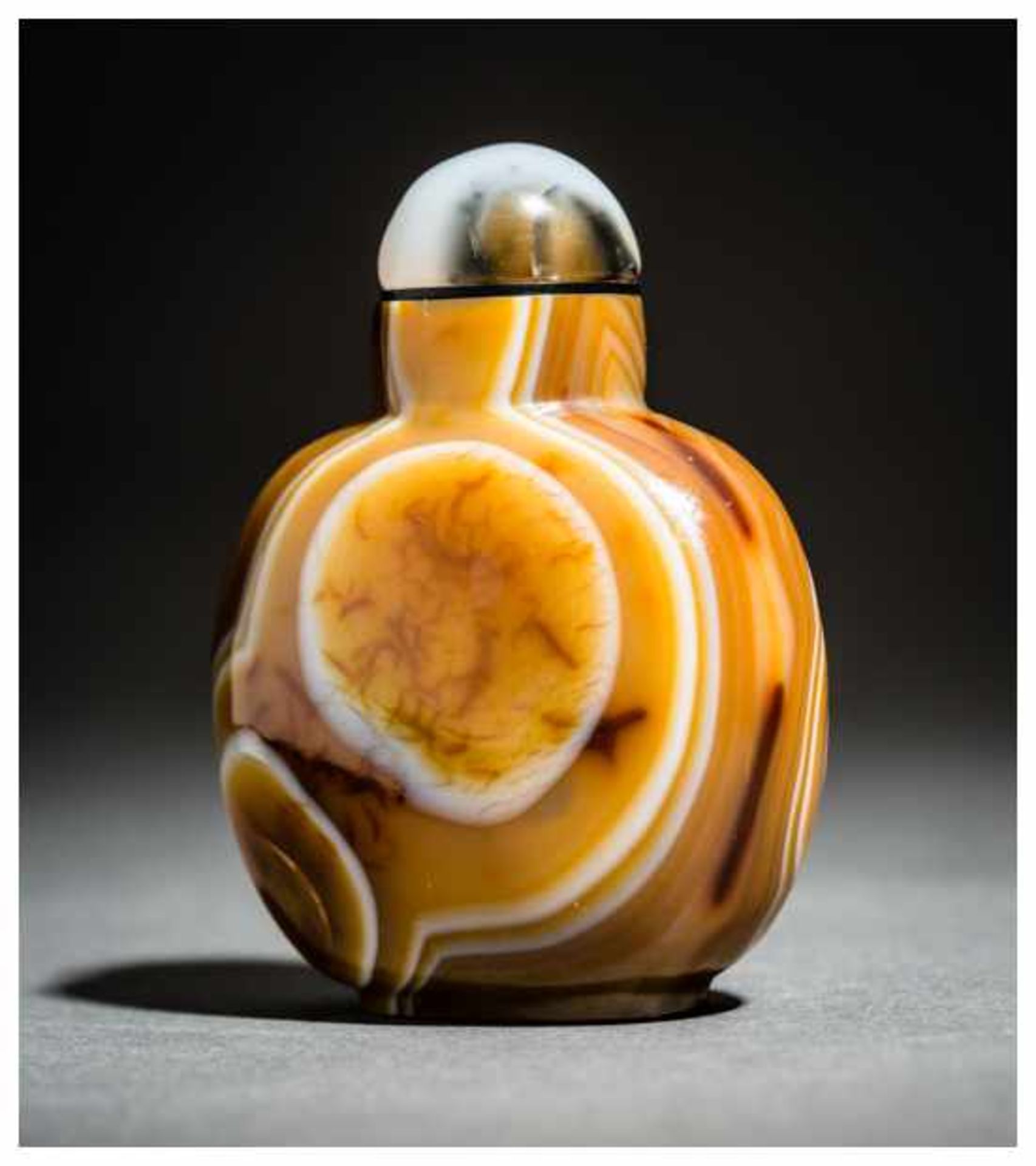 BANDED AGATE SNUFF BOTTLE Striped agate. China, 19th/20th centuryAlmost circular in form, exactingly - Image 3 of 6