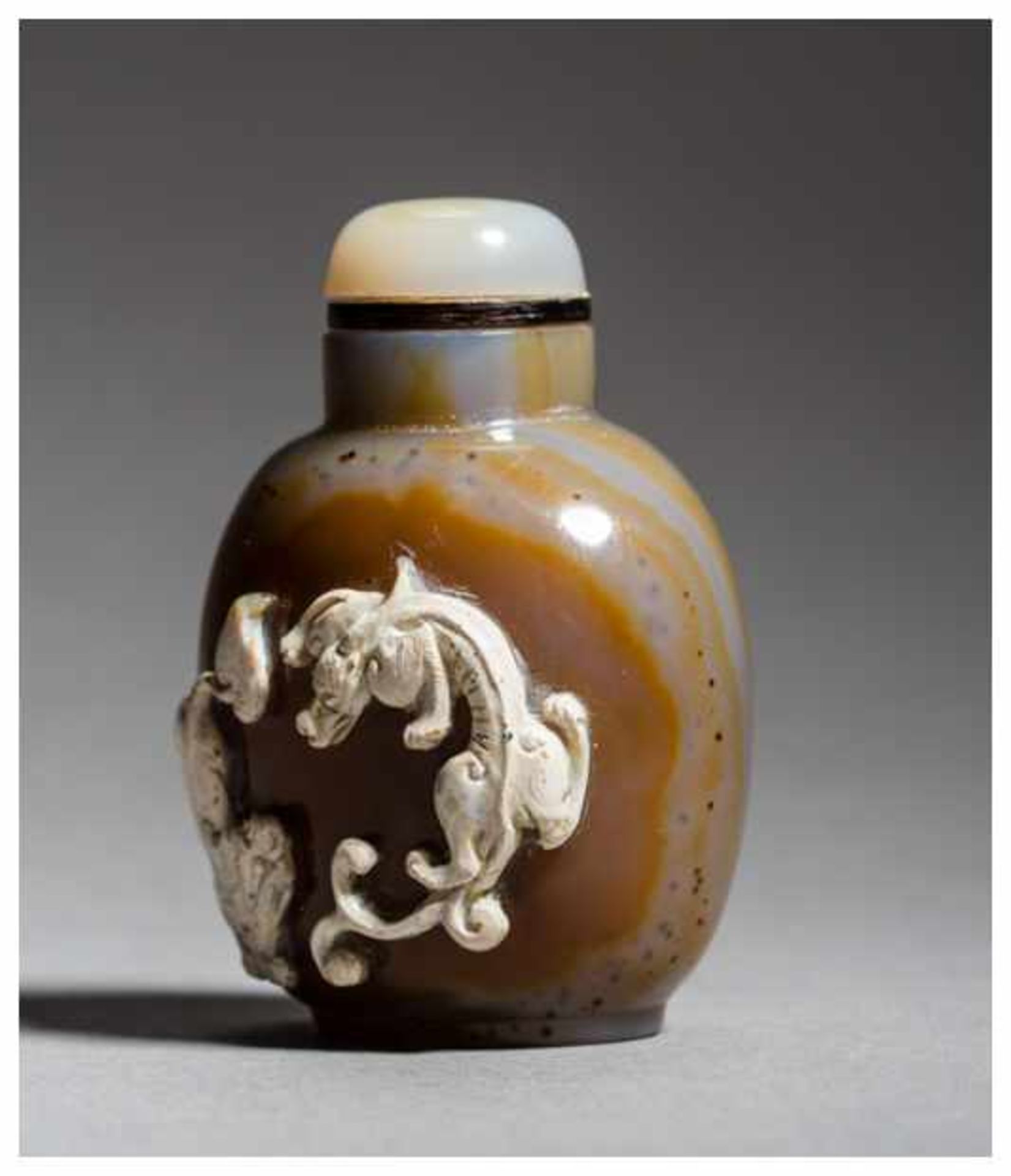 SNUFF BOTTLE WITH DRAGON AND LION Chalcedony. China, 20th centuryThis snuff bottle has a beautiful - Image 2 of 5