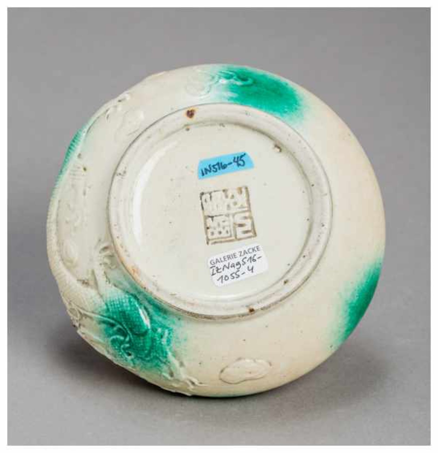 A CHINESE PORCELAIN BOWL WITH DRAGON Porcelainc. China, Qing dynastyRounded sides on a ring-shaped - Image 5 of 5