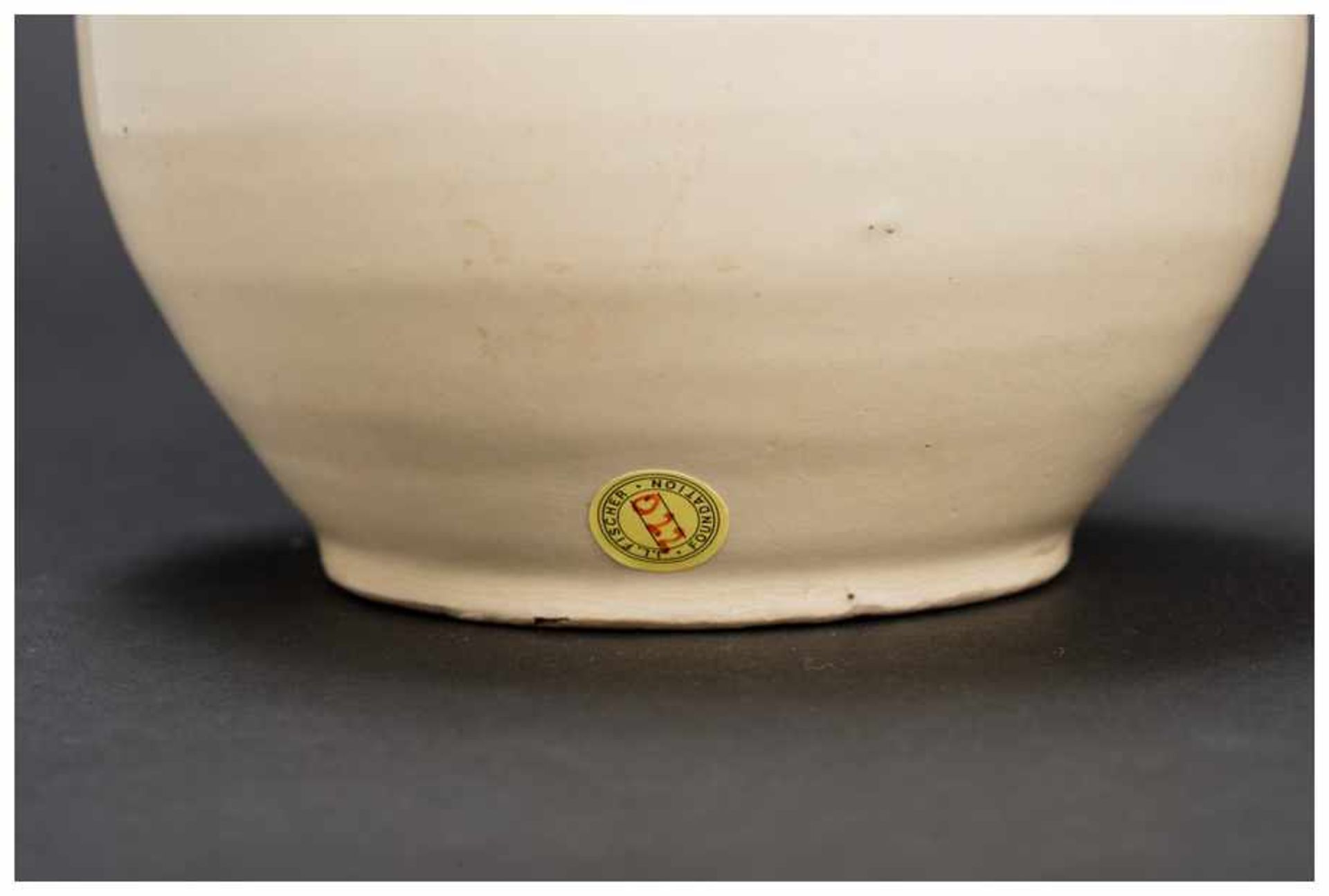 A CHINESE GLAZED STONEWARE POT VESSEL Glazed stoneware. China, Ming to Qing dynastyA spherically - Image 3 of 4