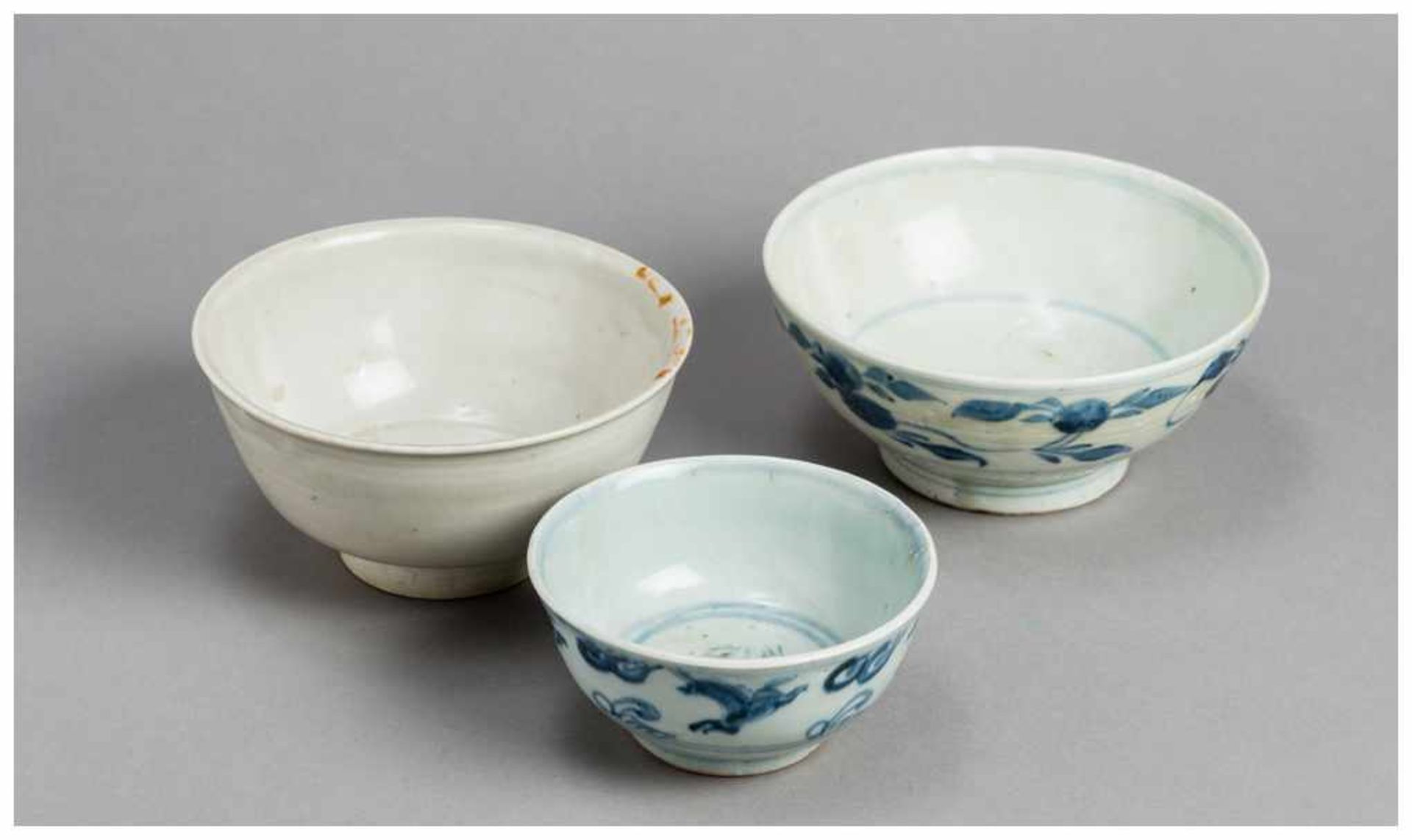 THREE SMALL CHINESE PORCELAIN BOWLS Porcelain, partly with blue and white painting. China, late Ming - Image 2 of 3