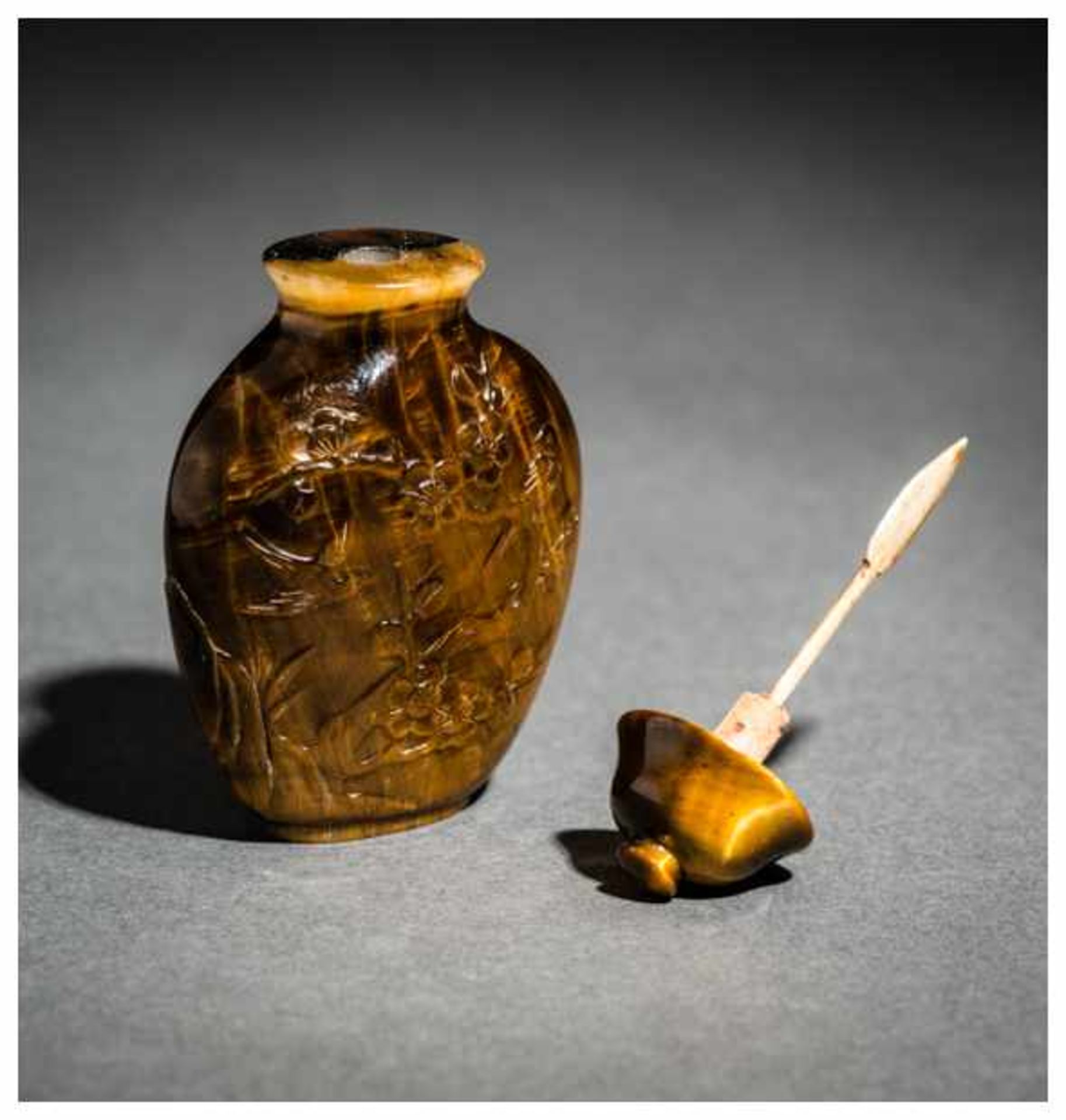 CARVED TIGER'S EYE SNUFF BOTTLE WITH FLOWERS AND BIRDS Tiger's eye. China, early 20th centuryA - Image 3 of 4