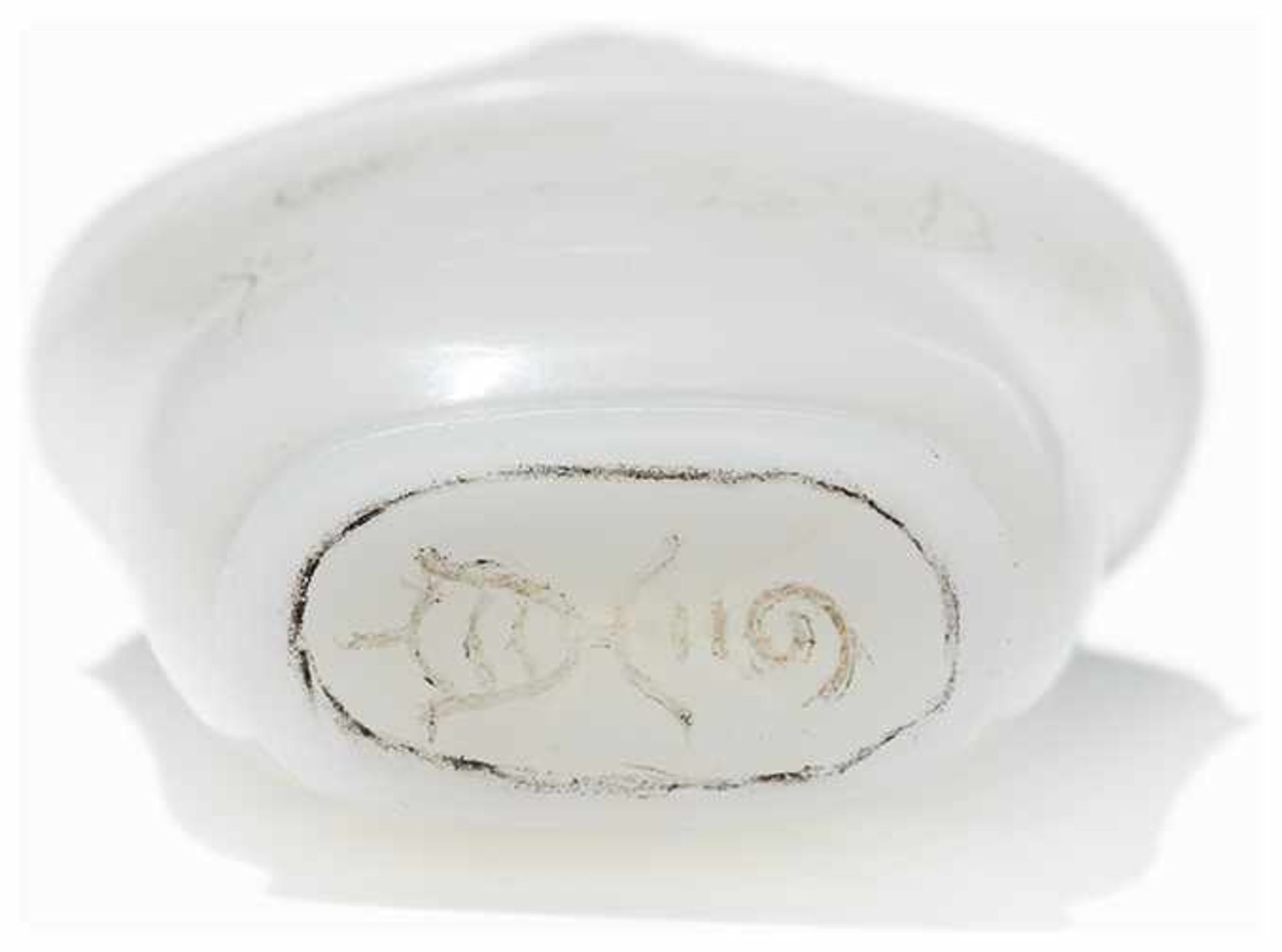 SNUFF BOTTLE WITH INCISED DECORATION Milk glass, quartz. China, modernFlat body with profiled - Image 2 of 7