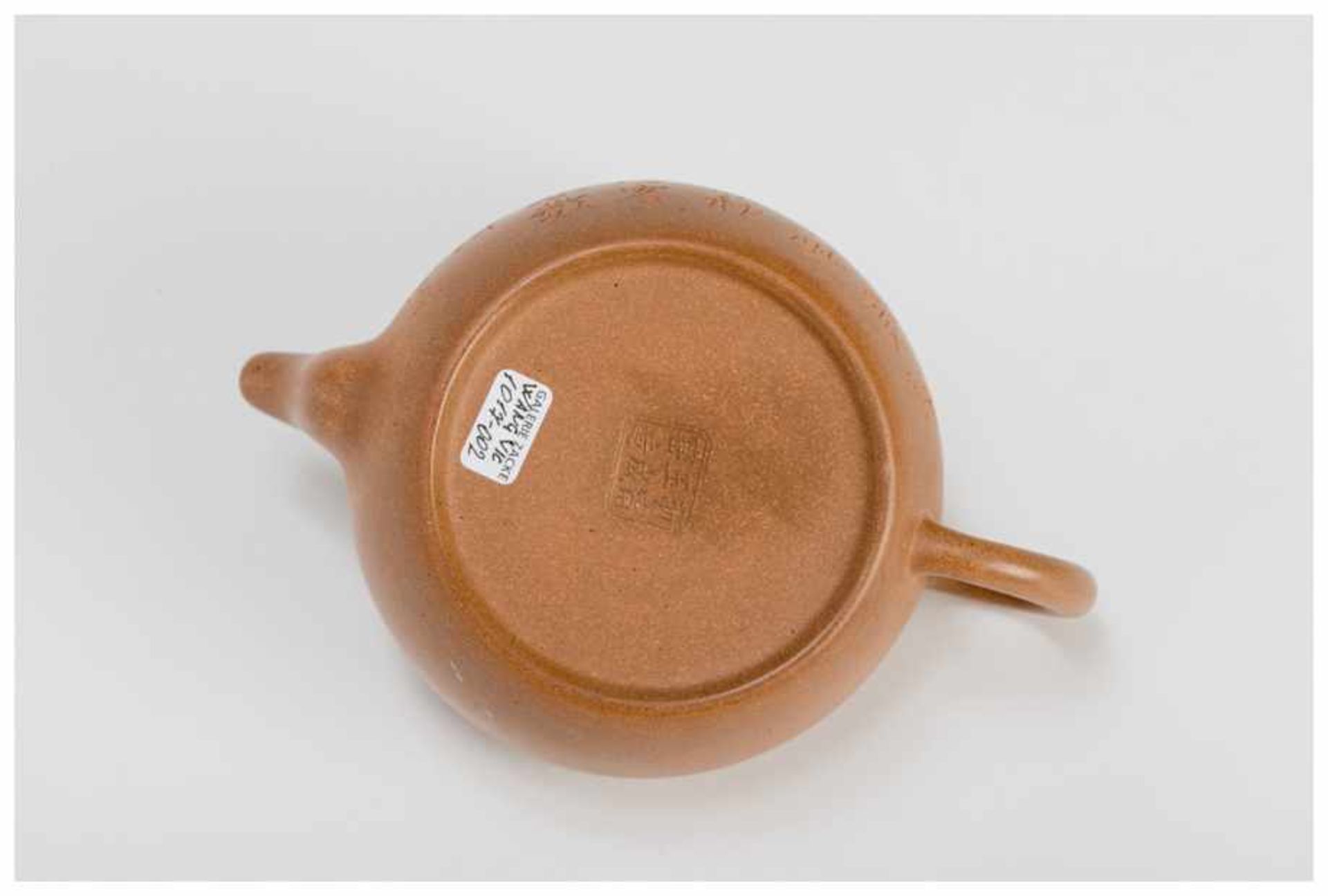 A YIXING TEAPOT Yixing ceramic. China, early 20th centuryOf classical tea pot form with lid, - Image 4 of 5