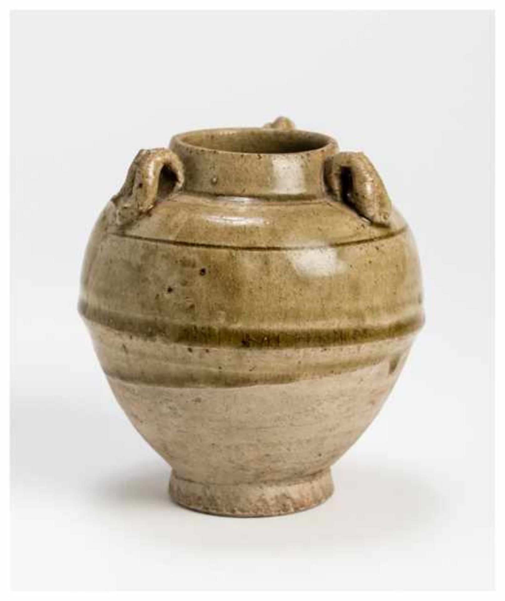 A CHINESE GLAZED CERAMIC POT VESSEL Glazed ceramic. China, Ming dynastyOvoid, rounded sides on a