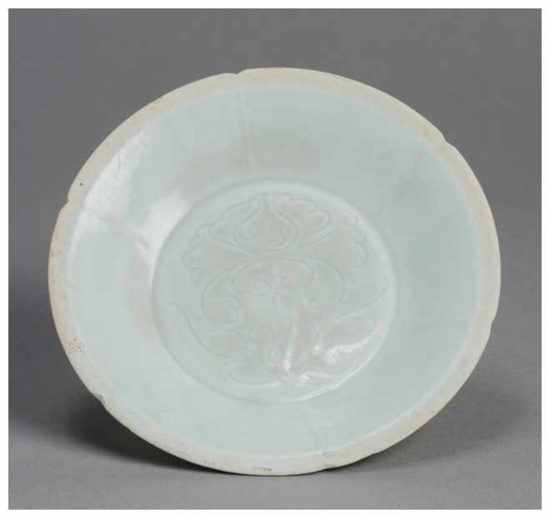 A QINGBAI GLAZED DISH Glazed ceramic. China, Song dynasty or laterOf circular form with a narrow