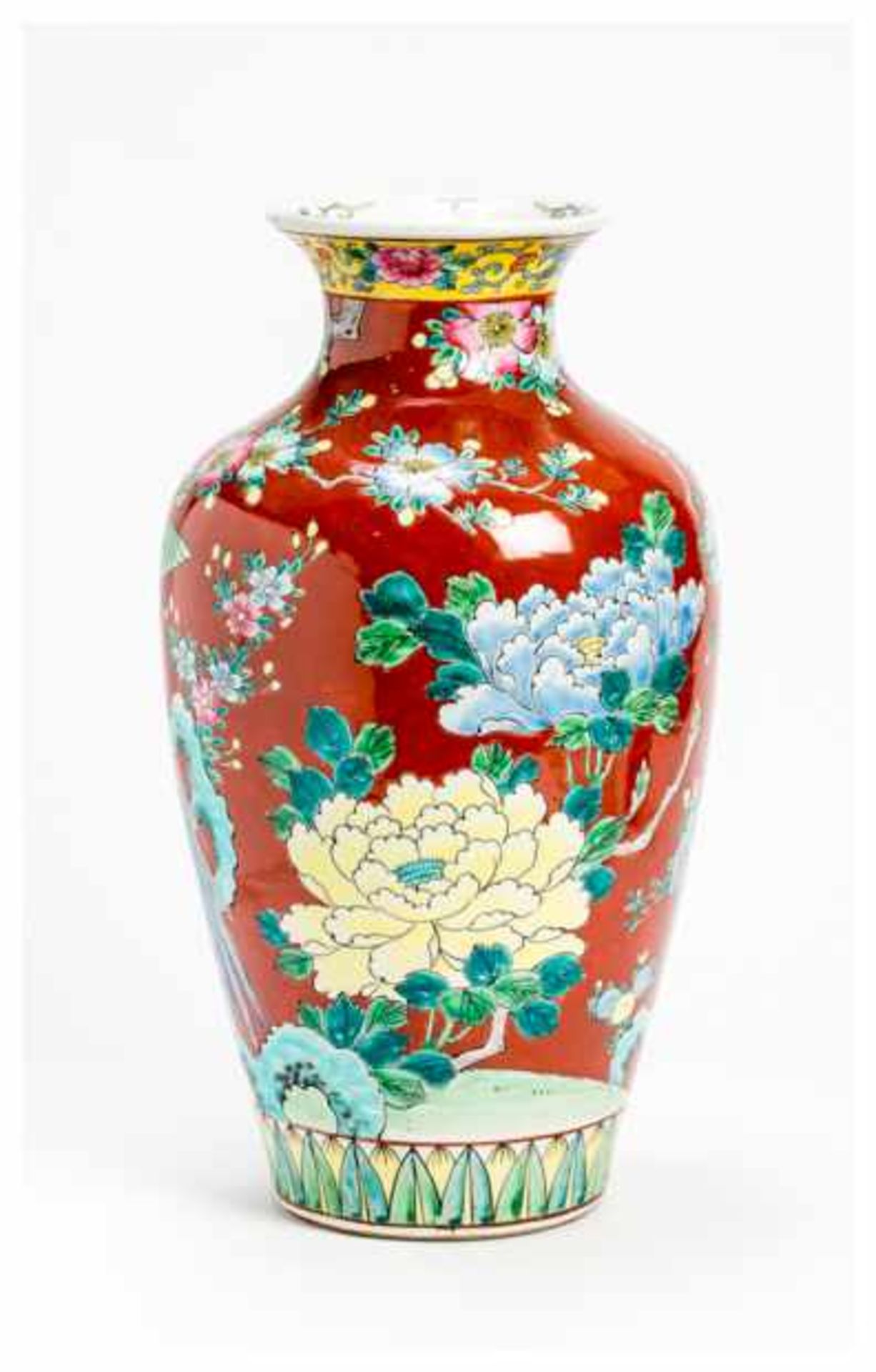 A POLYCHROME PORCELAIN VASE Porcelain. China, Republic periodA baluster shaped vase in an attractive - Image 3 of 6