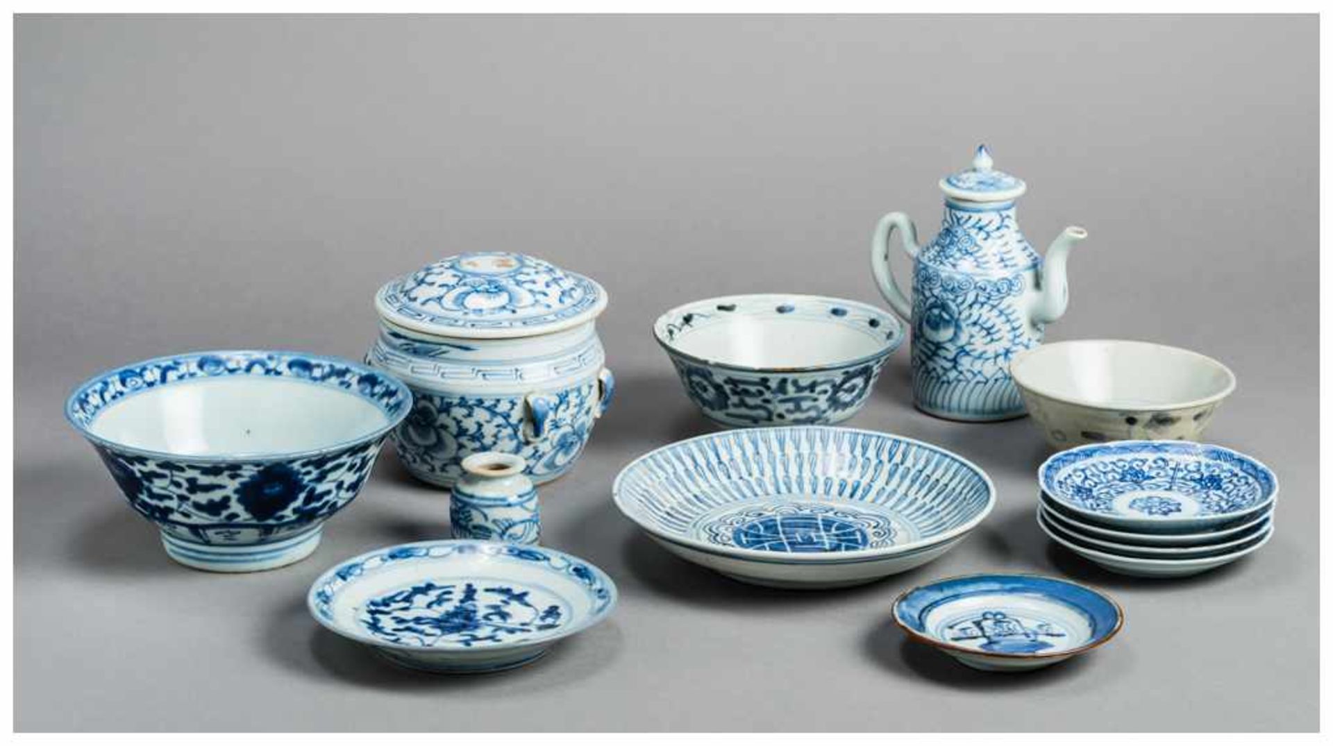 A SET OF 13 SMALL BLUE AND WHITE PORCELAIN UTENSILS Blue and white porcelain. China, Ming dynasty - Image 2 of 3