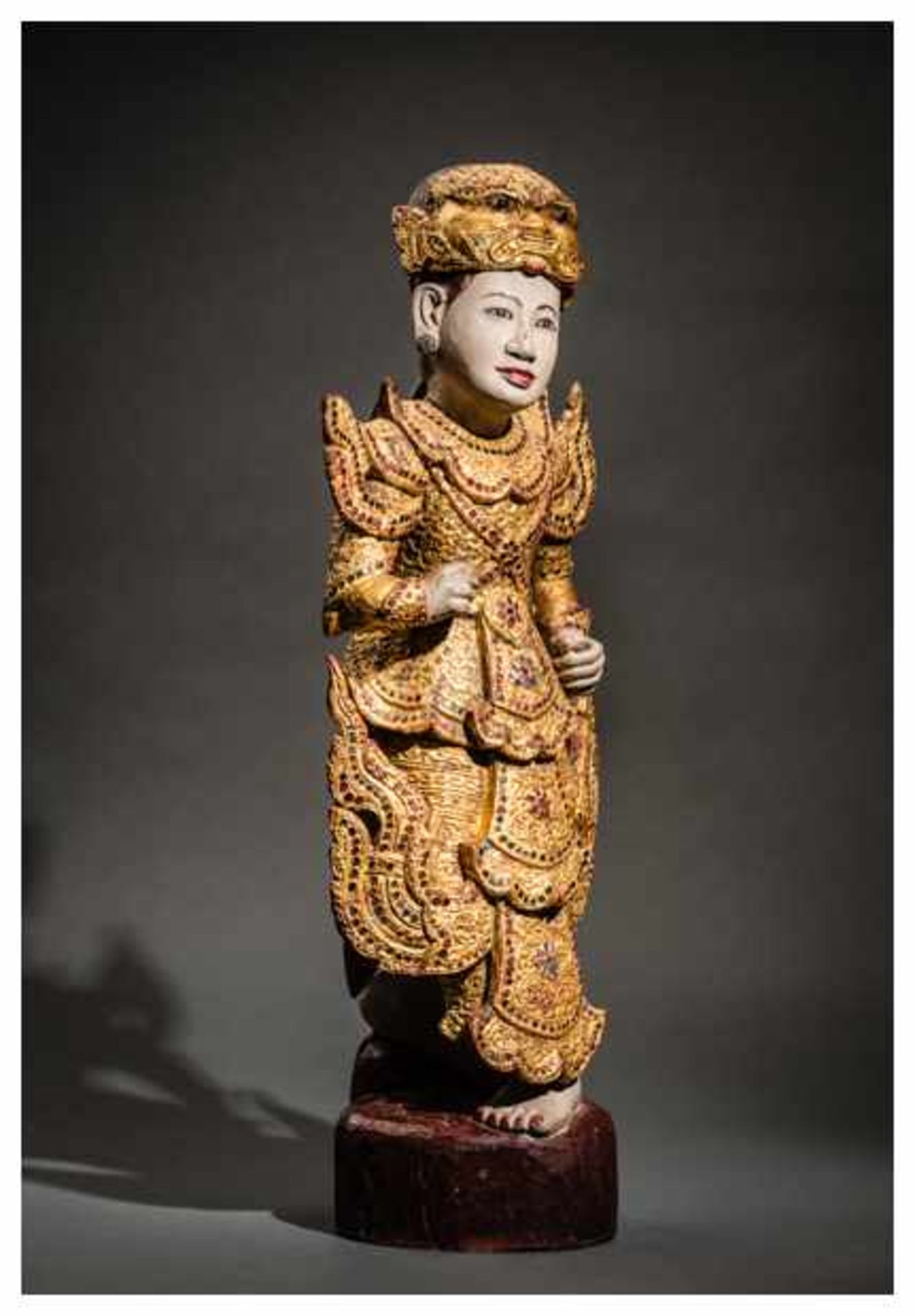 THEATER FIGURE WITH DEMON MASK Wood, lacquer paint, gilding, inlays. Burma, late Konbaung to 20th - Image 4 of 9