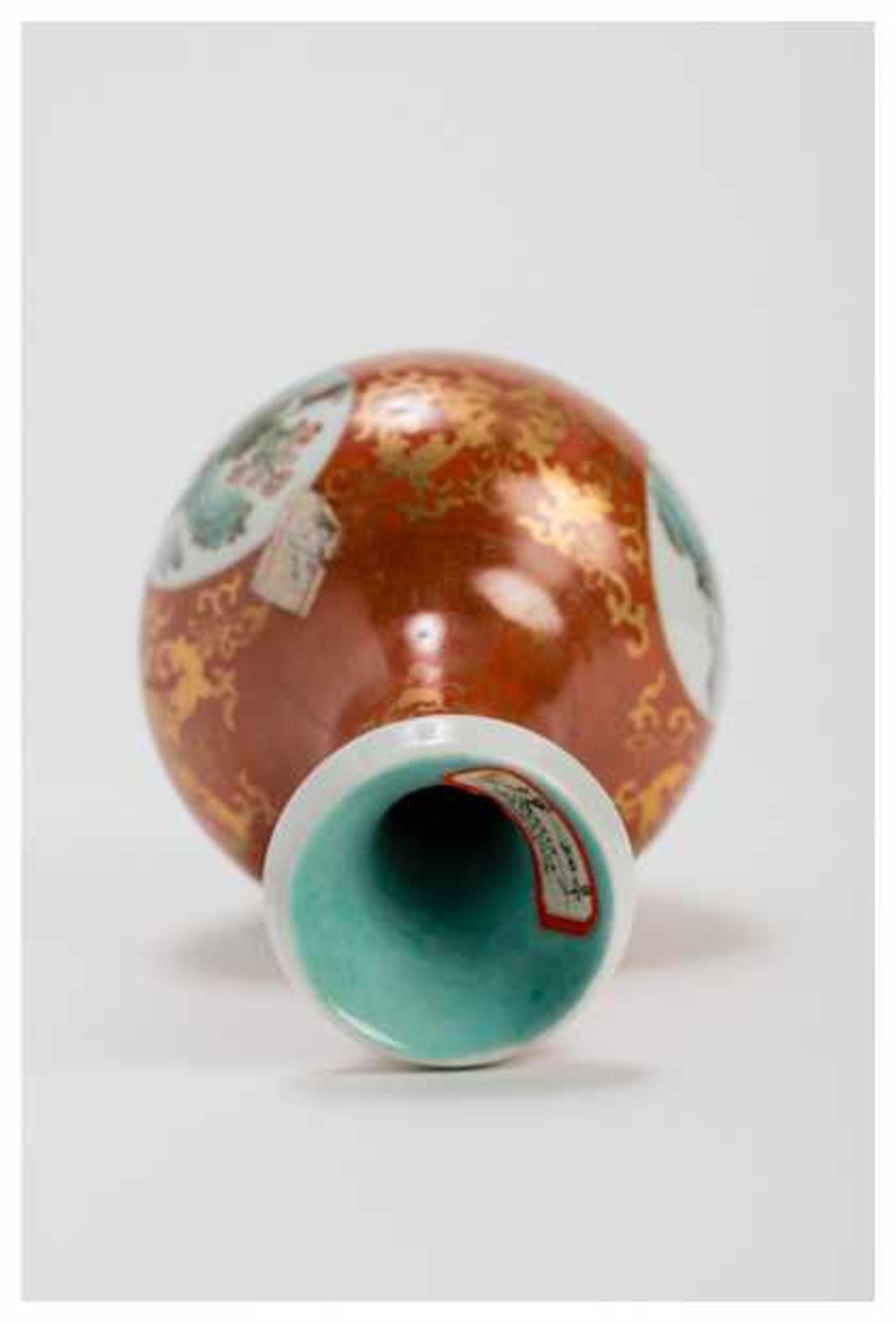 A PORCELAIN VASE PAINTED IN IROD RED AND GOLD Porcelain. China, Republic periodOf globular form with - Image 4 of 5