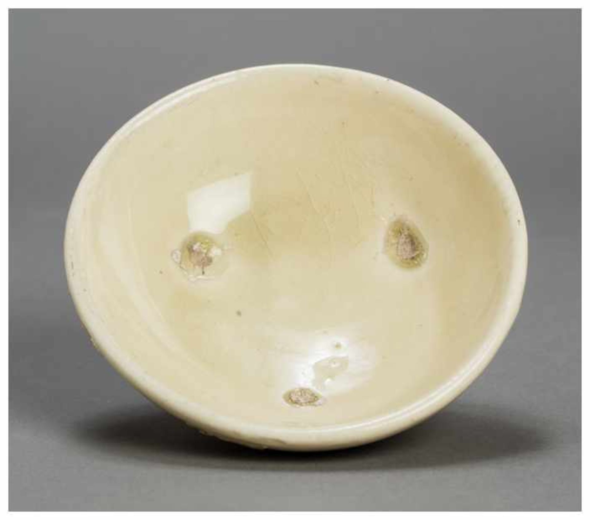 A CHINESE STONEWARE BOWL Stoneware. China, Song to Ming dynastyThe characteristic features of this - Image 2 of 3