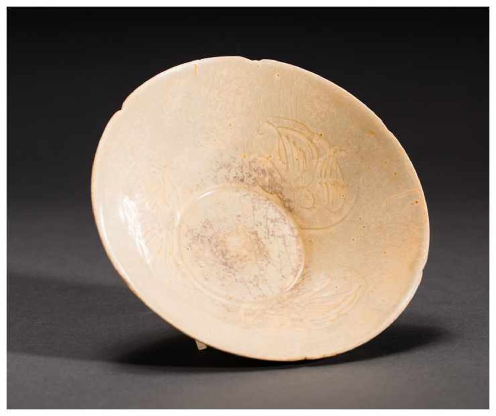 A DEEP BOWL WITH PHOENIXES Glazed ceramic. China, Song, 12th-13th centuryA well-formed bowl, - Image 3 of 4