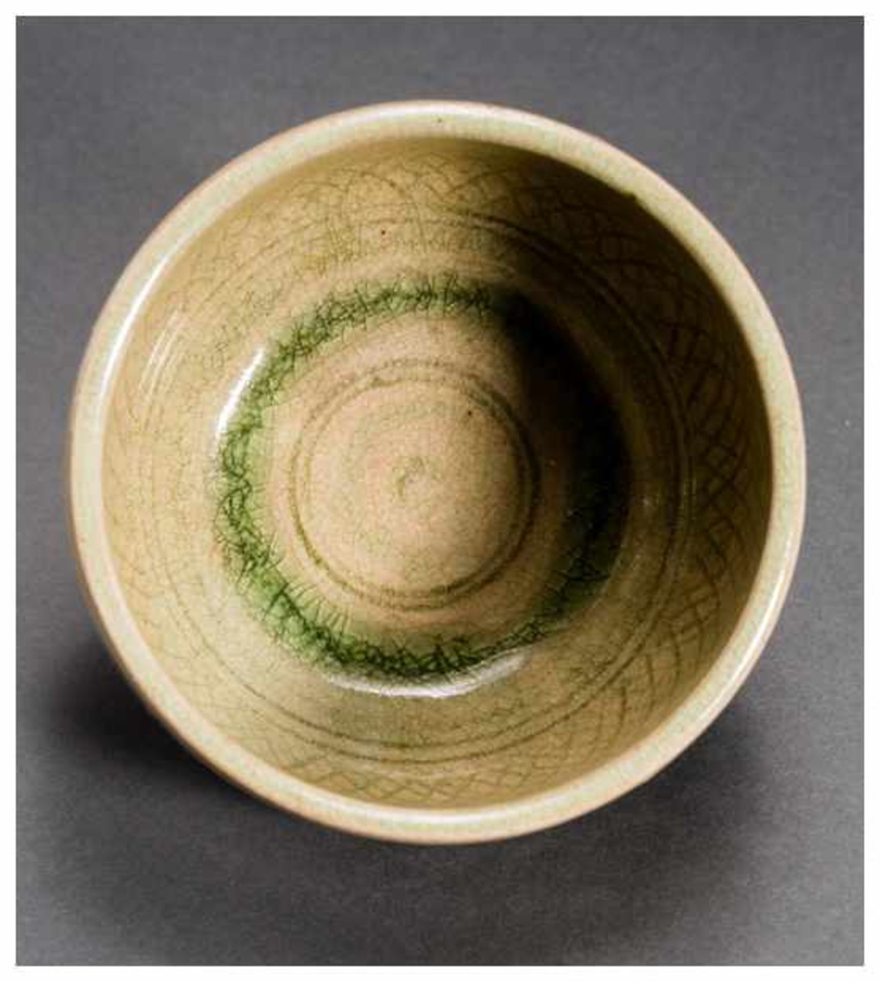 A DEEP BOWL WITH GRID PATTERN Glazed ceramic. China, Thailand, c. 18th-19th centuryThis is vessel is - Image 3 of 4