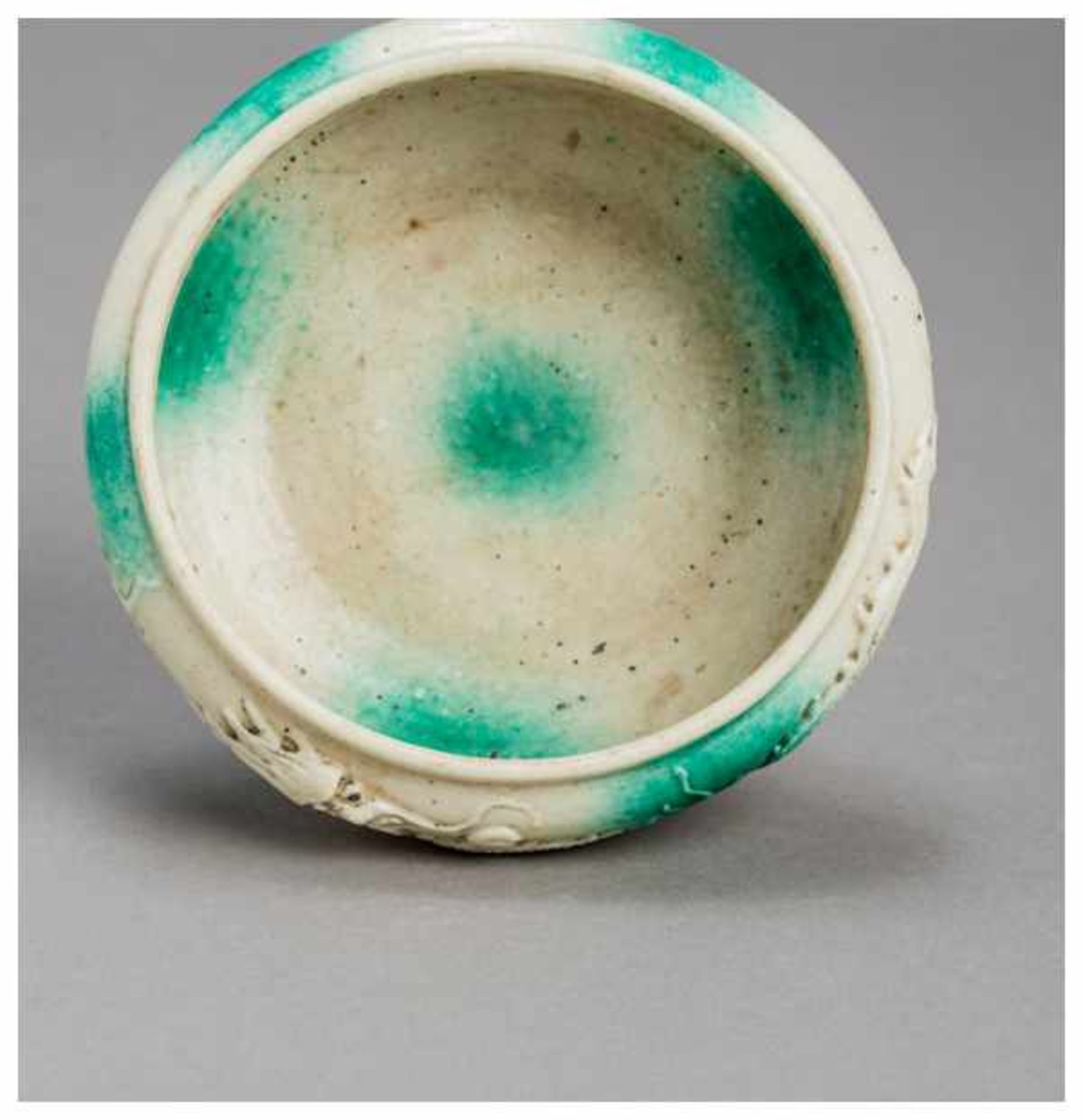 A CHINESE PORCELAIN BOWL WITH DRAGON Porcelainc. China, Qing dynastyRounded sides on a ring-shaped - Image 4 of 5