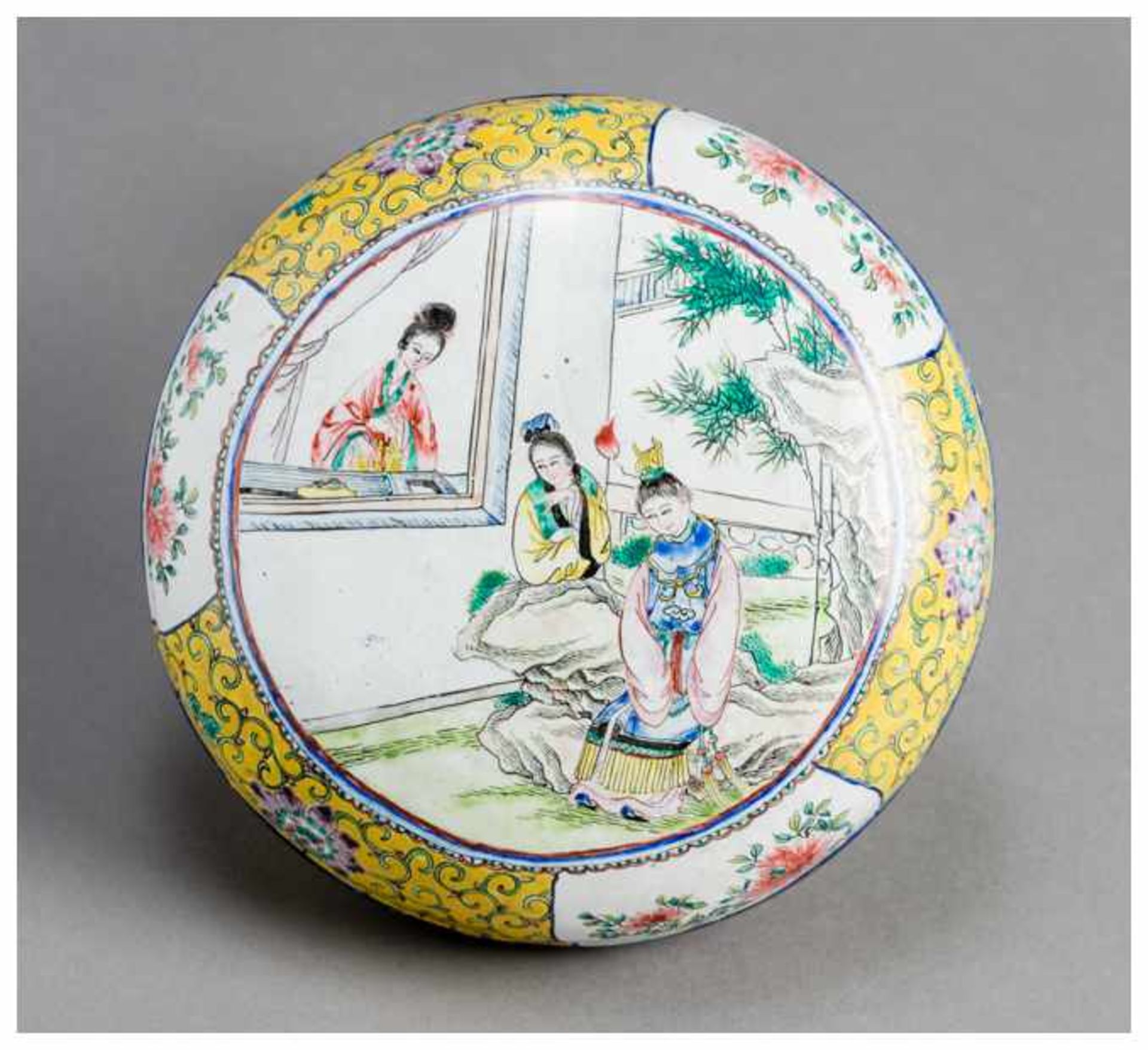 A CANTON ENAMEL BOX AND COVER Canton enamel. China, Qing dynastyAn attractive canton enamel box