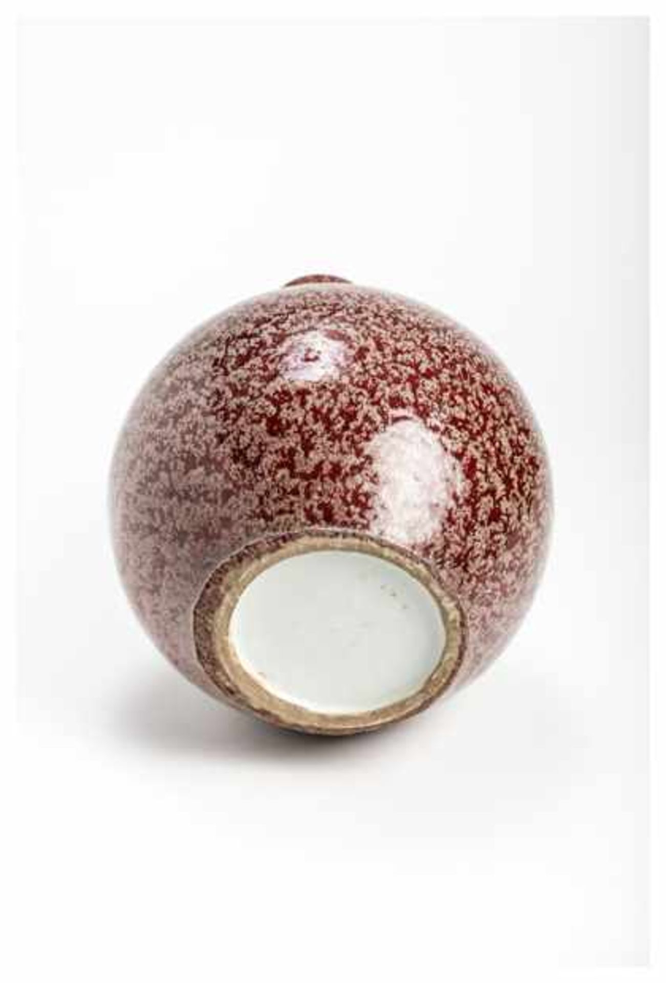 A PORCELAIN VASE WITH MOTTLED CREAM GLAZE Porcelain. China, Qing dynastyOf globular form with a - Image 2 of 3