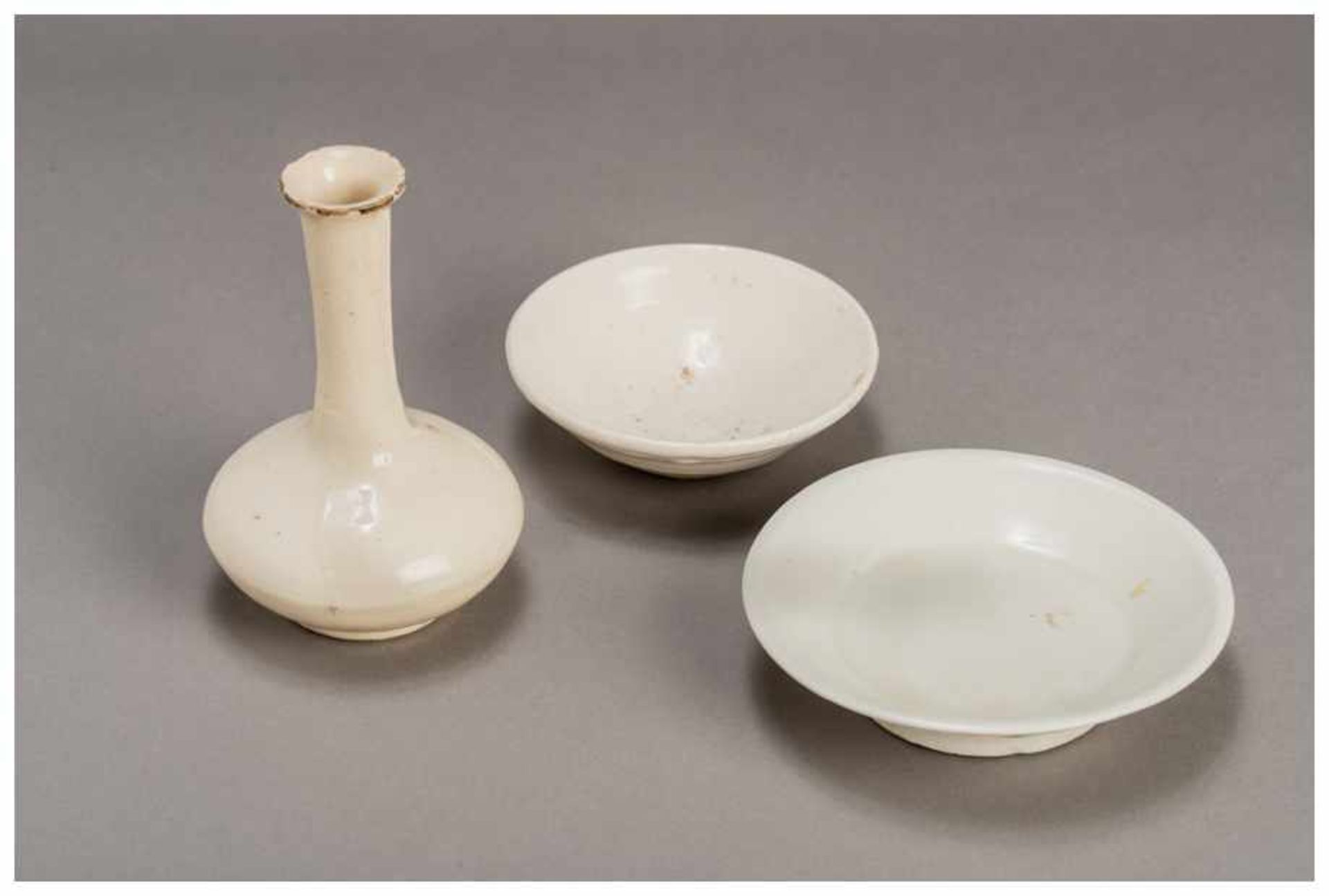 TWO SMALL BOWLS AND A VASE Glazed ceramic. China, Ming to Qing dynastyThe larger of the two bowls is - Image 4 of 4