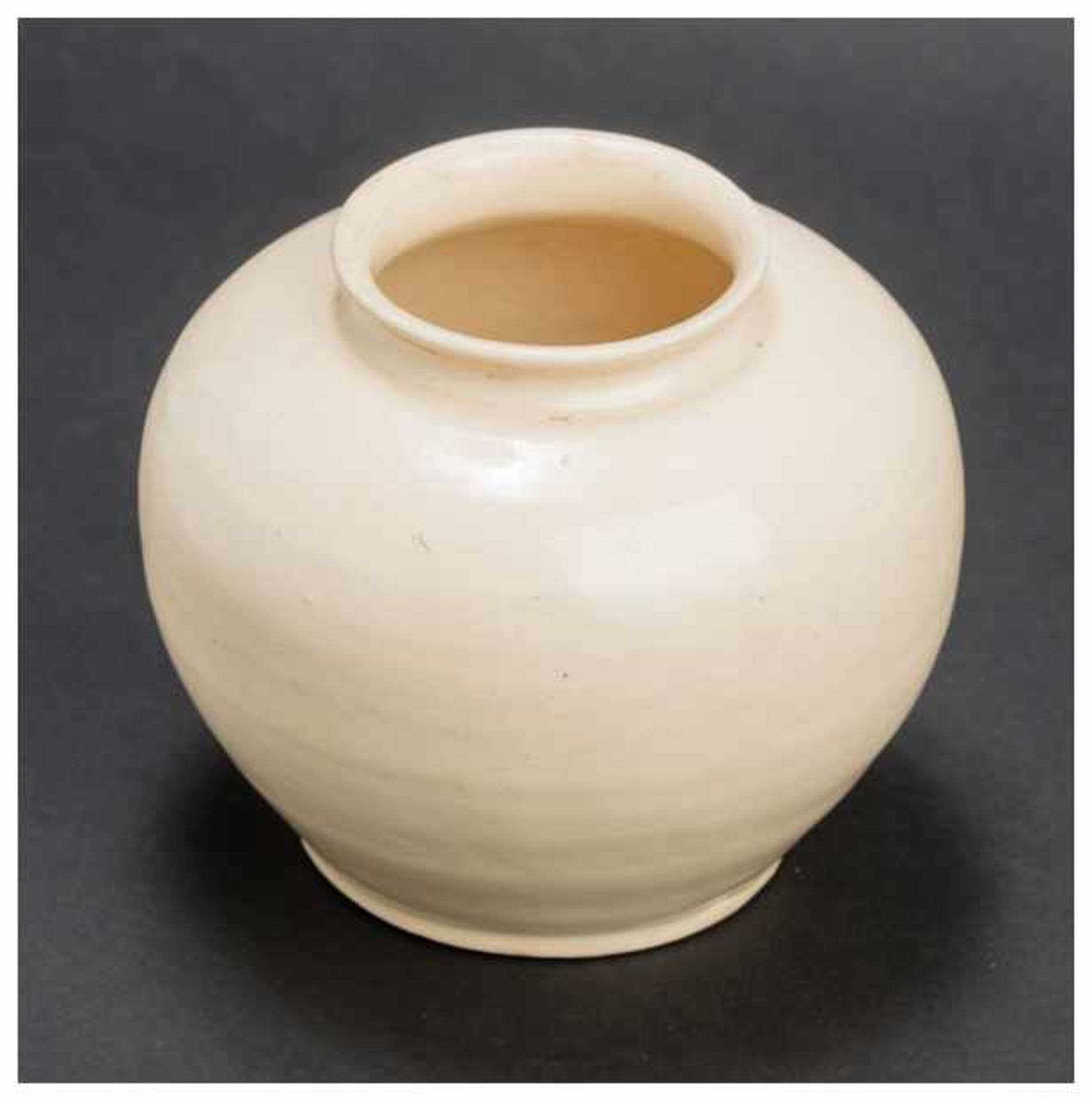 A CHINESE GLAZED STONEWARE POT VESSEL Glazed stoneware. China, Ming to Qing dynastyA spherically - Image 2 of 4