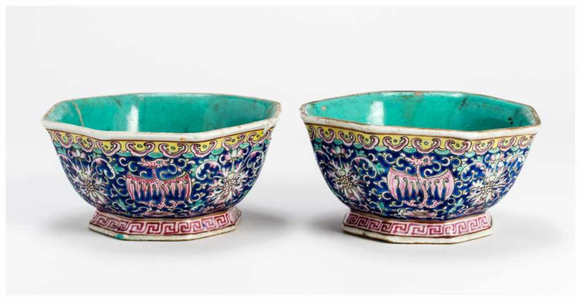 A PAIR OF CHINESE PORCELAIN BOWLS Porcelain with enamel painting. China, Republic periodOf rounded