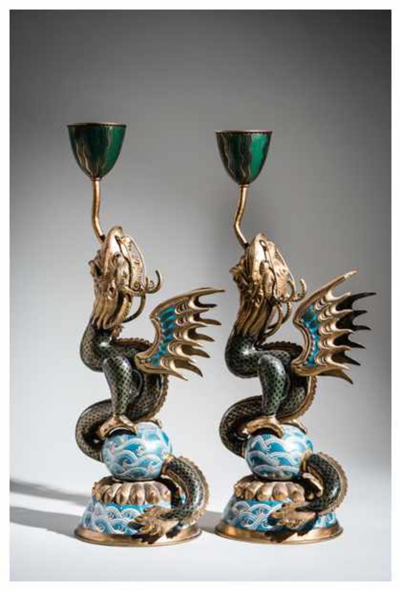 A PAIR OF CLOISONNE CANDLESTICKS IN THE FORM OF DRAGON FISH Cloisonneenamel. China, Qing dynastyA - Bild 4 aus 4