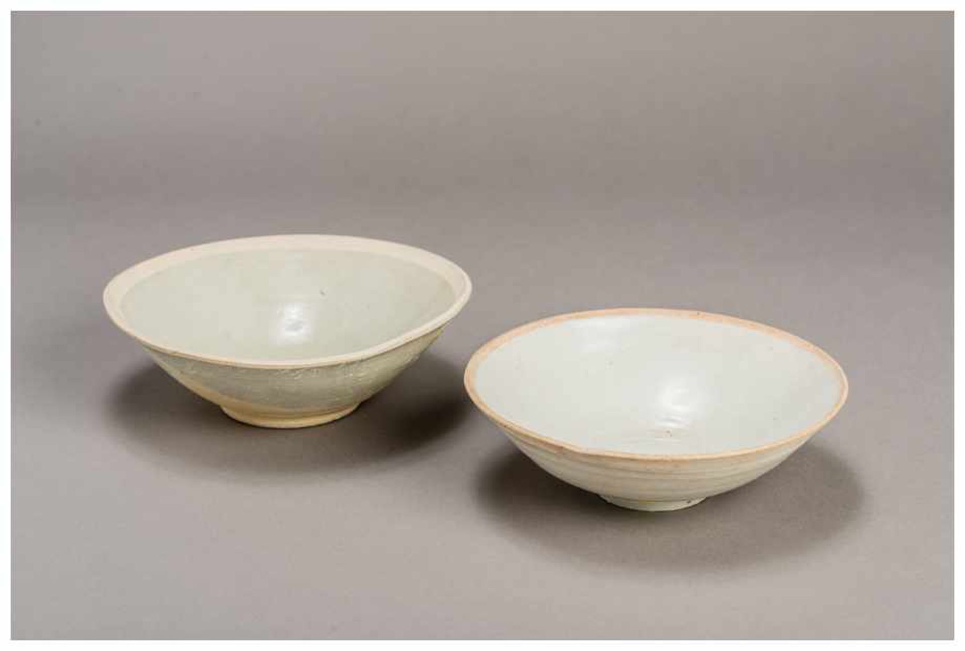 TWO CHINESE PROTO -PORCELAIN BOWLS Proto-porcelain. China, Song dynastyThe slightly smaller bowl has - Image 3 of 3