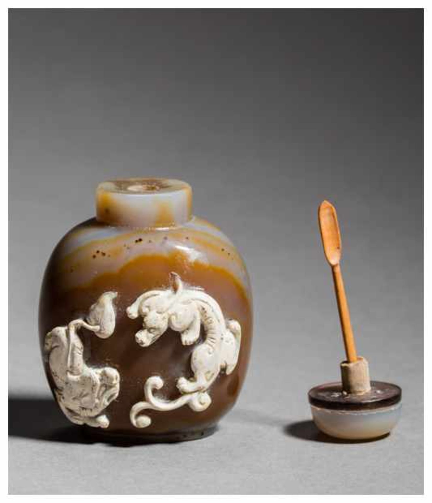 SNUFF BOTTLE WITH DRAGON AND LION Chalcedony. China, 20th centuryThis snuff bottle has a beautiful - Image 4 of 5