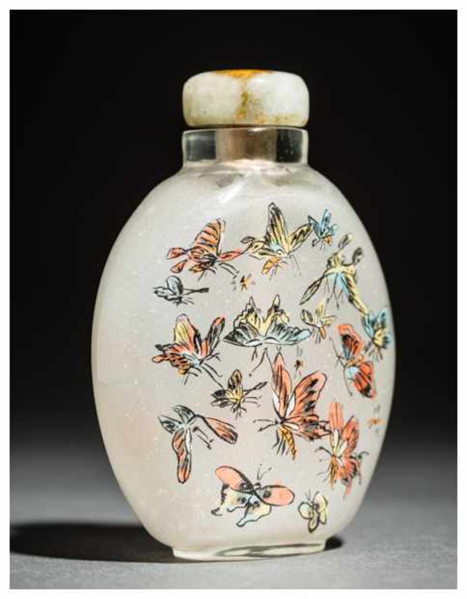 INSIDE PAINTED SNUFF BOTTLE WITH BUTTERFLIES Glass and paint. China, 20th centuryFlat, oval form - Image 3 of 5