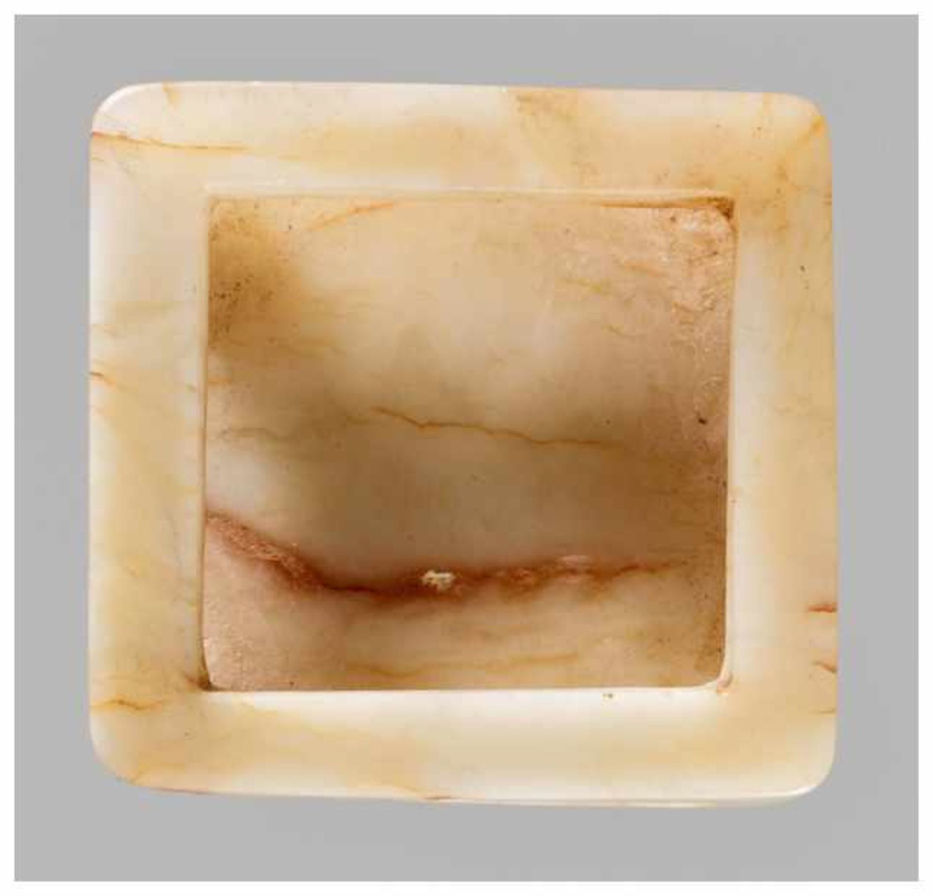 A WHITE AND RUSSET JADE BELT BUCKLE Jade. China, Qing dynasty or earlierSquare-cut belt buckle - Bild 3 aus 4