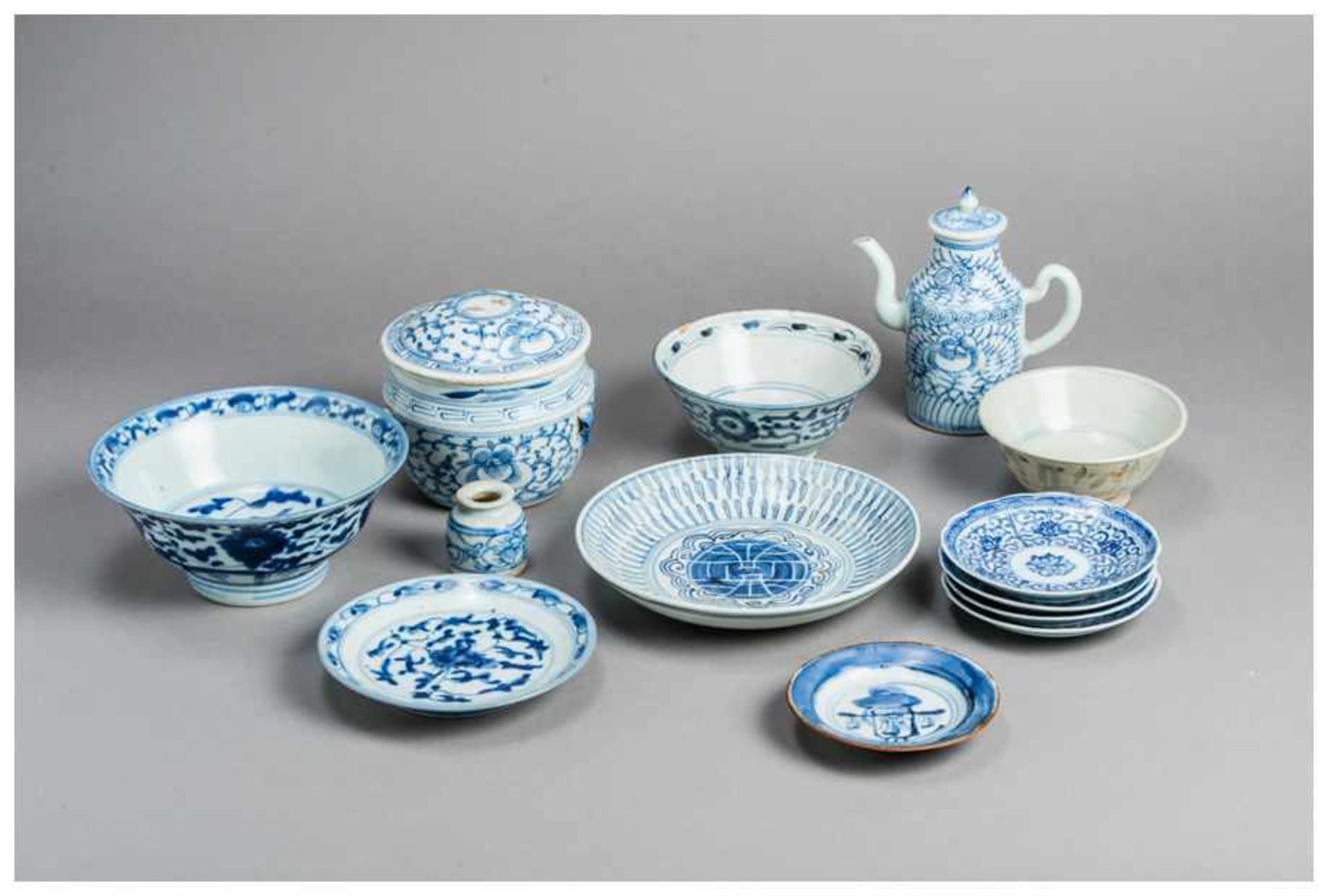 A SET OF 13 SMALL BLUE AND WHITE PORCELAIN UTENSILS Blue and white porcelain. China, Ming dynasty