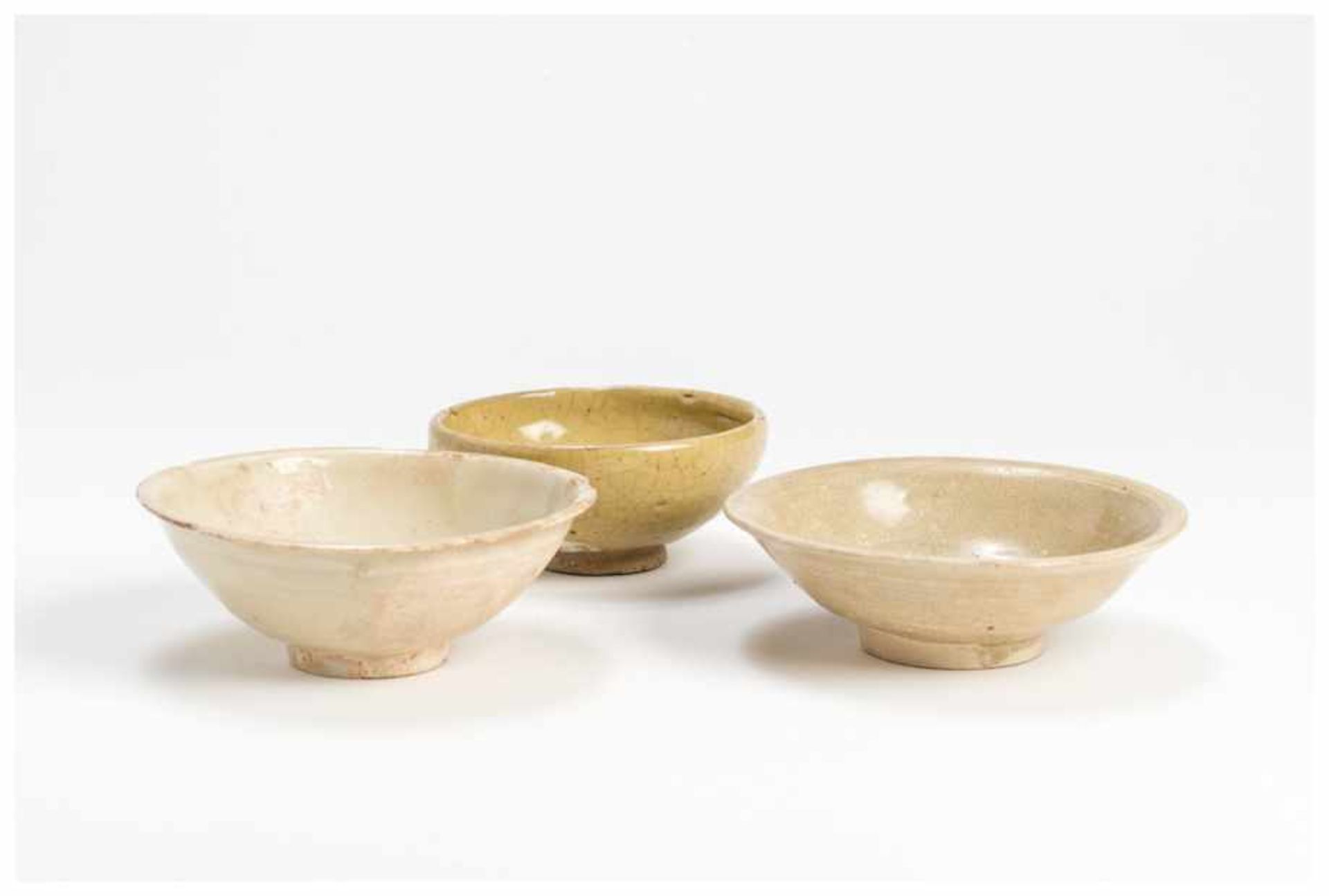 THREE SMALL CHINESE GLAZED CERAMIC BOWLS Glazed ceramic. China, Song to Ming dynastyThe deeper