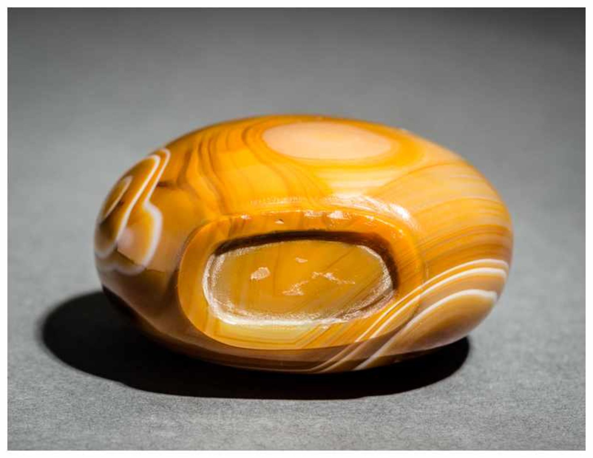 BANDED AGATE SNUFF BOTTLE Striped agate. China, 19th/20th centuryAlmost circular in form, exactingly - Image 6 of 6