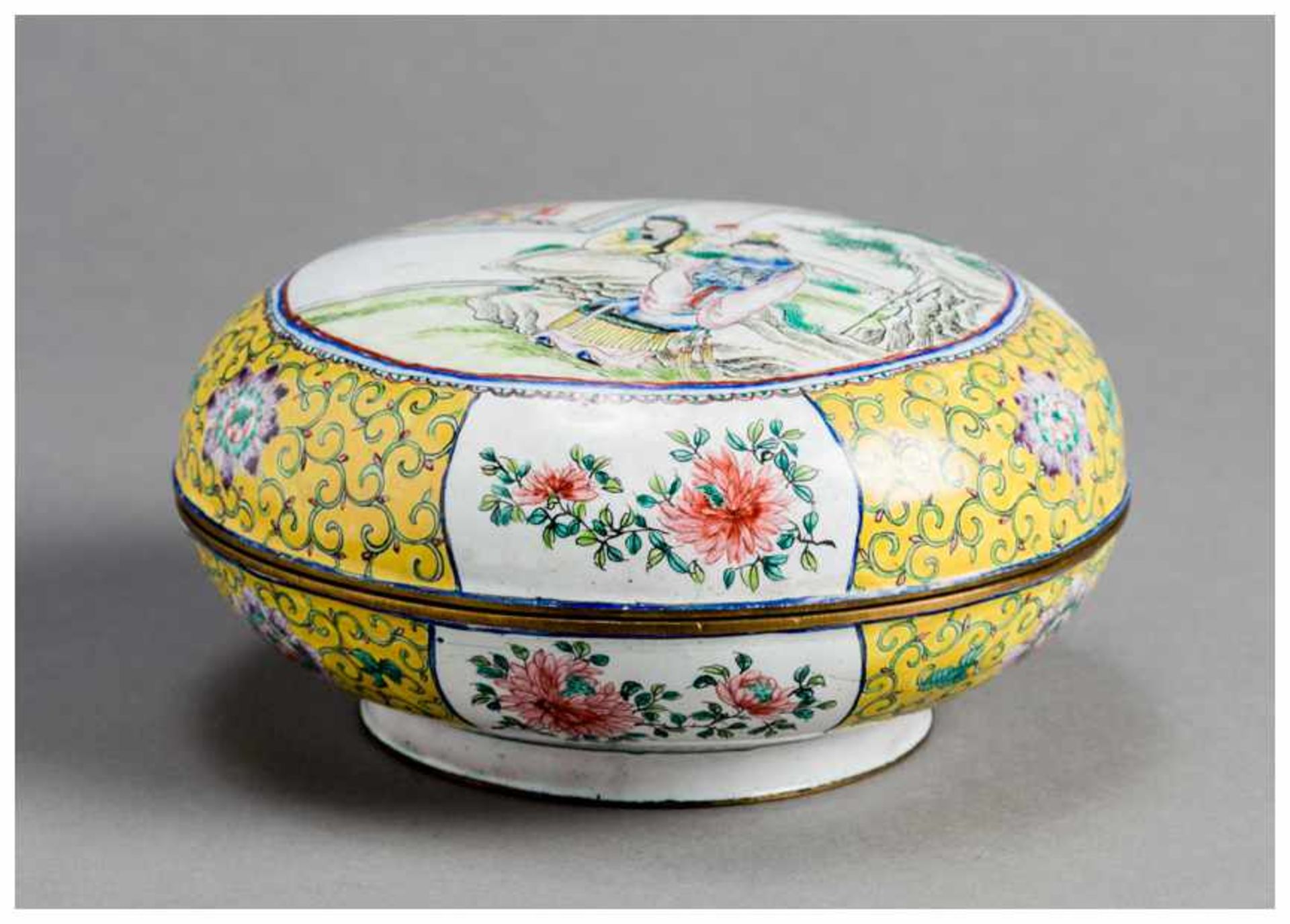 A CANTON ENAMEL BOX AND COVER Canton enamel. China, Qing dynastyAn attractive canton enamel box - Image 2 of 6