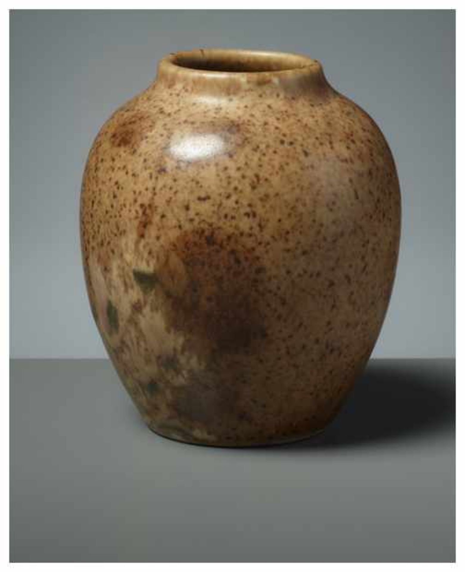 A SMALL CHINESE GLAZED CERAMIC VASE Glazed ceramic. China, late Qing or laterThis vessel features an - Image 2 of 5