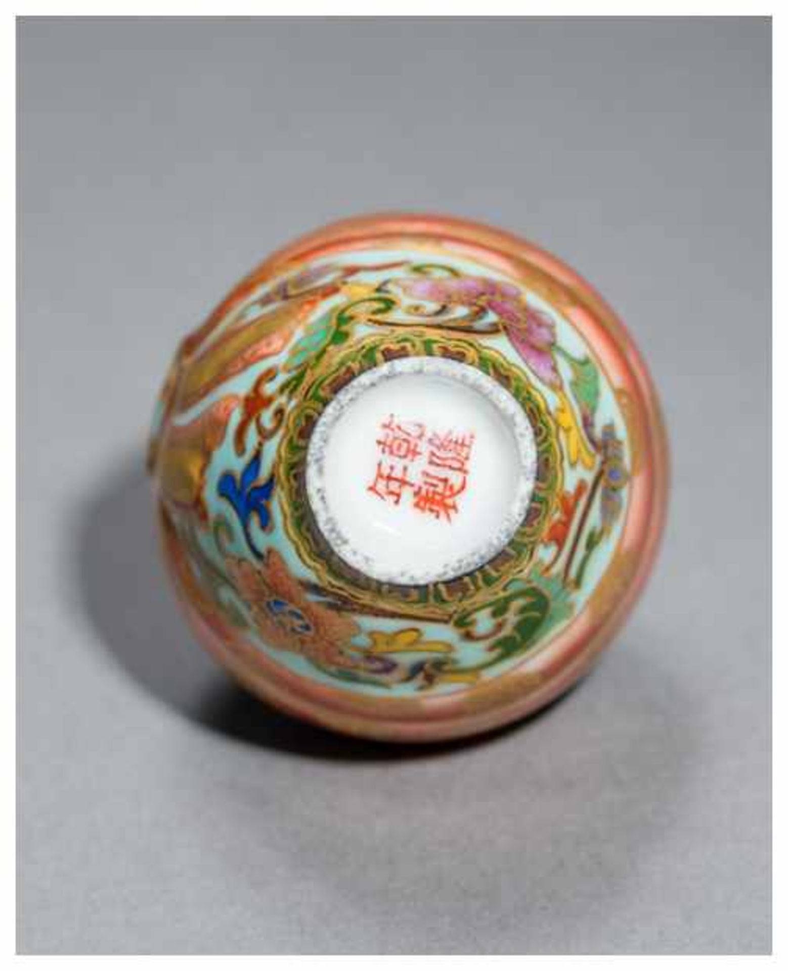 AN ATTRACTIVE PORCELAIN SNUFF BOTTLE WITH ENAMEL PAINTING Porcelain with enamel painting. China, - Image 5 of 5