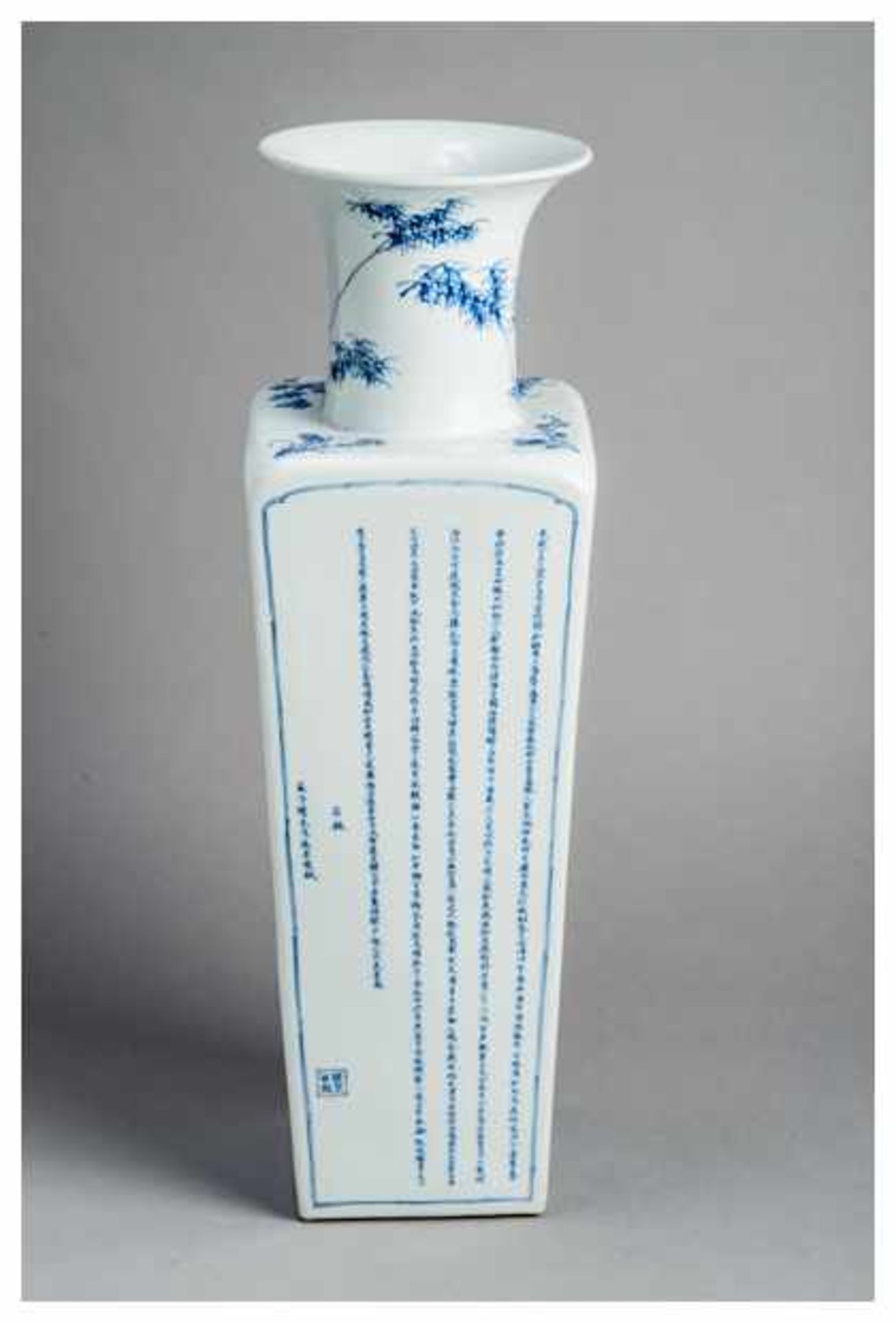 A LARGE BLUE AND WHITE VASE WITH SHANSHUI LANDSCAPE Porcelain, underglaze blue. China, Republic - Image 2 of 5