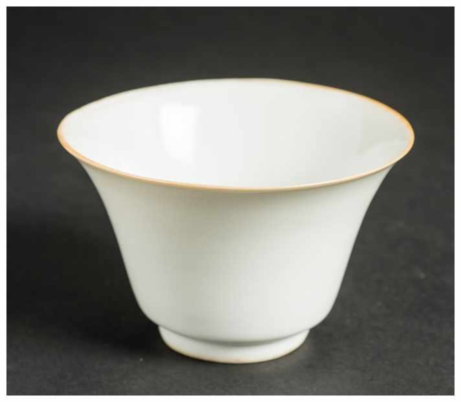 A CHINESE BLANC DE CHINE CUP Blanc-de-Chine porcelain. China, Qing dynasty, approx. 18th - 19th