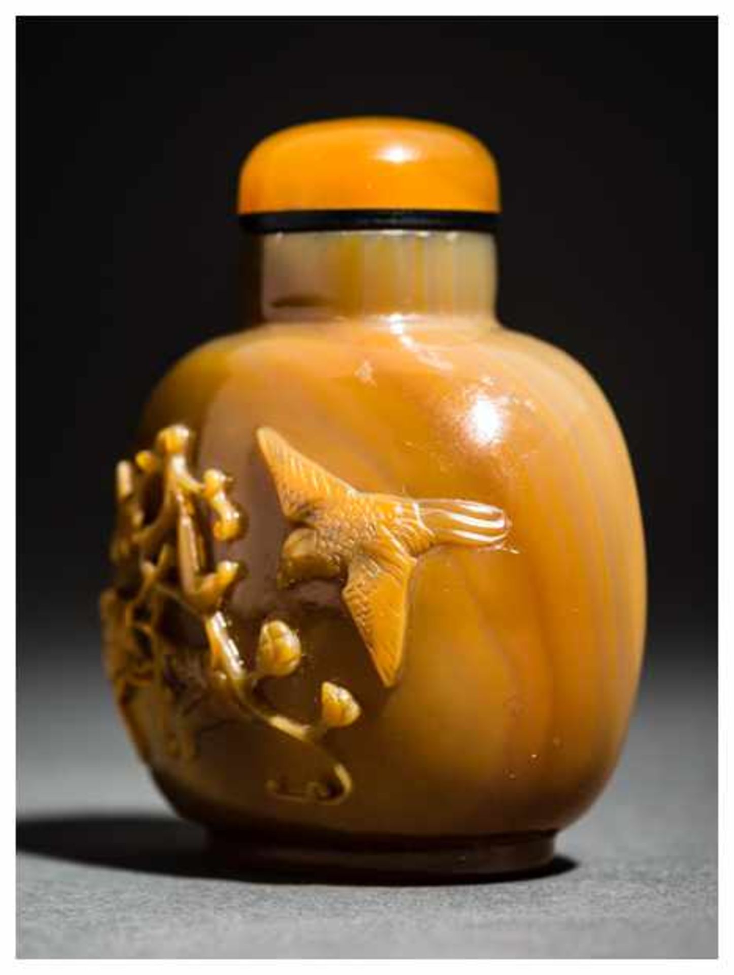 AGATE SNUFF BOTTLE WITH BEETLE ON WINE TREE BRANCHES AND A BIRD Agate. China, 20th centuryWide, - Image 3 of 6