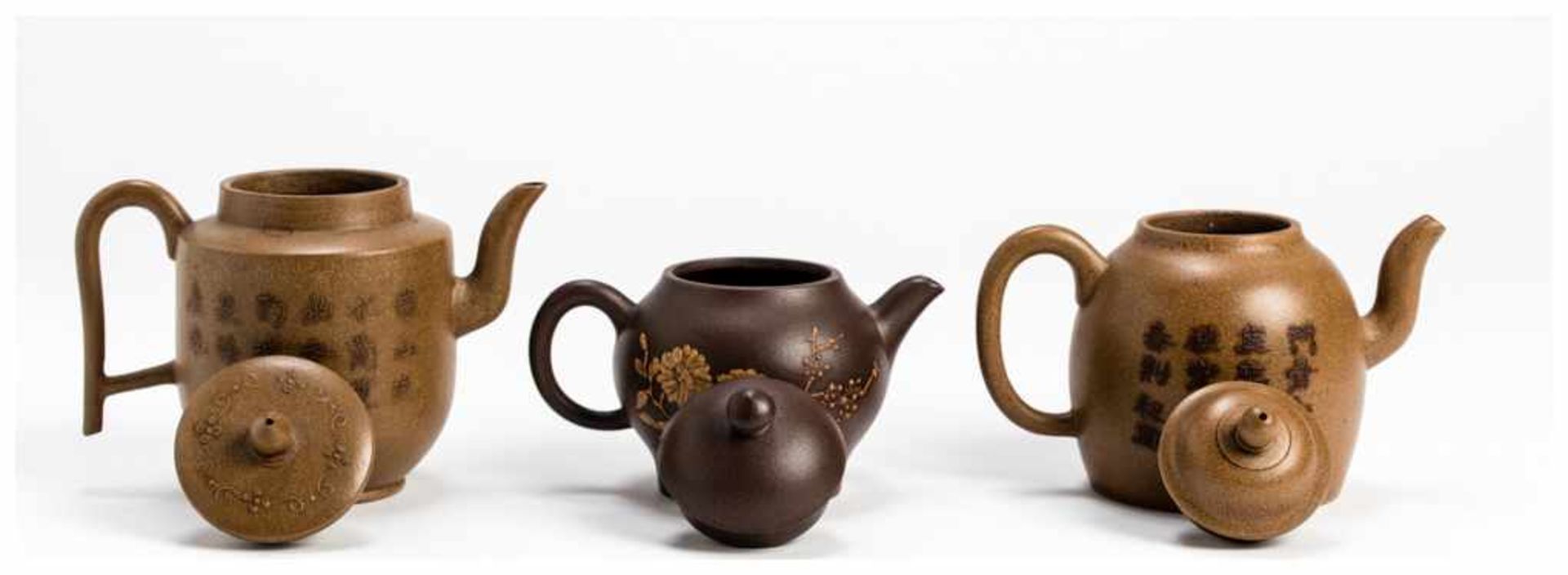 THREE YIXING CERAMIC TEA POTS Yixing ceramic. China, Qing dynastyAll with handles, lids and - Image 3 of 5