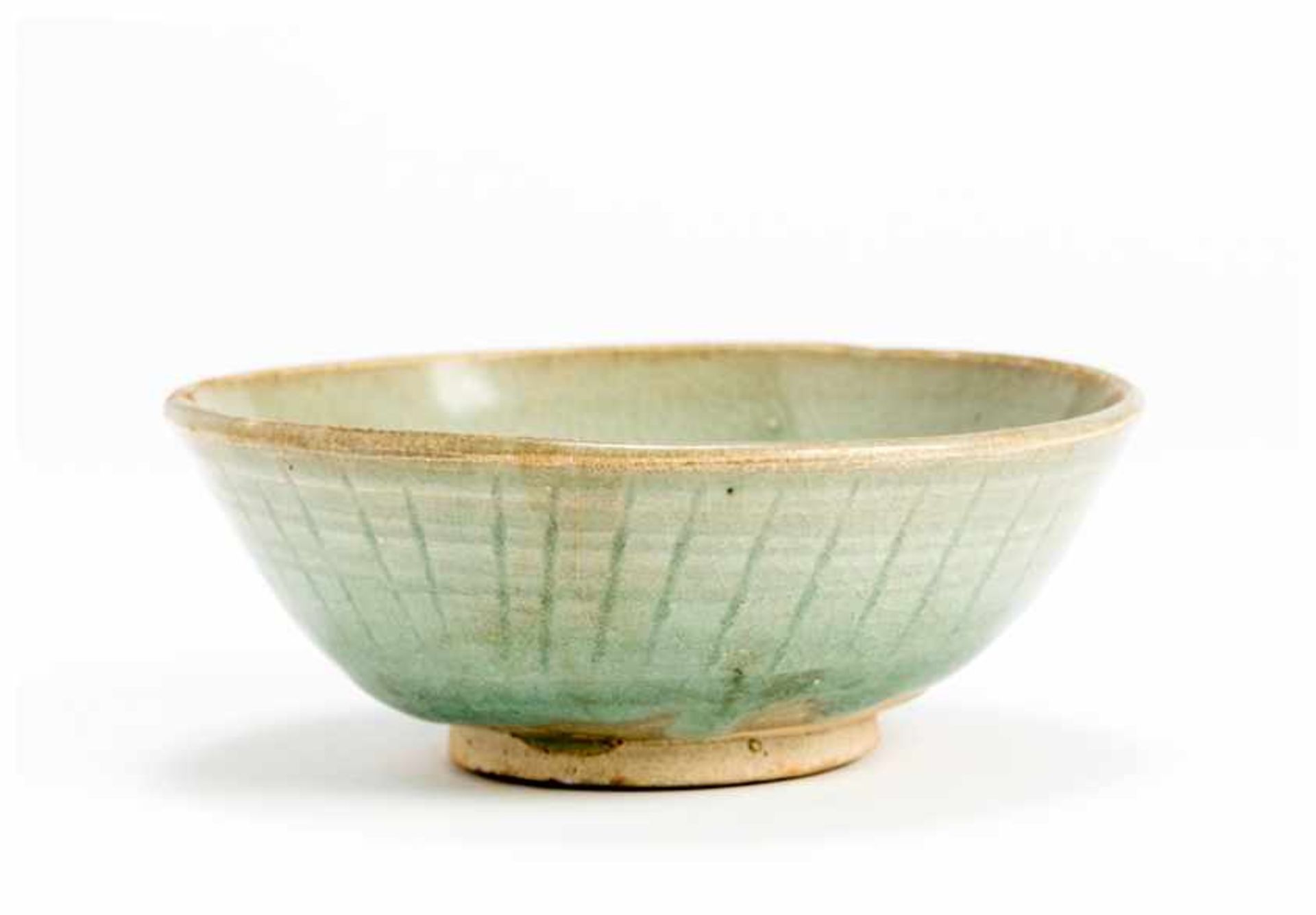 A CHINESE GLAZED CERAMIC BOWL Glazed ceramic. China, Ming to Qing dynastyBeautiful, greenish-clear - Image 2 of 3
