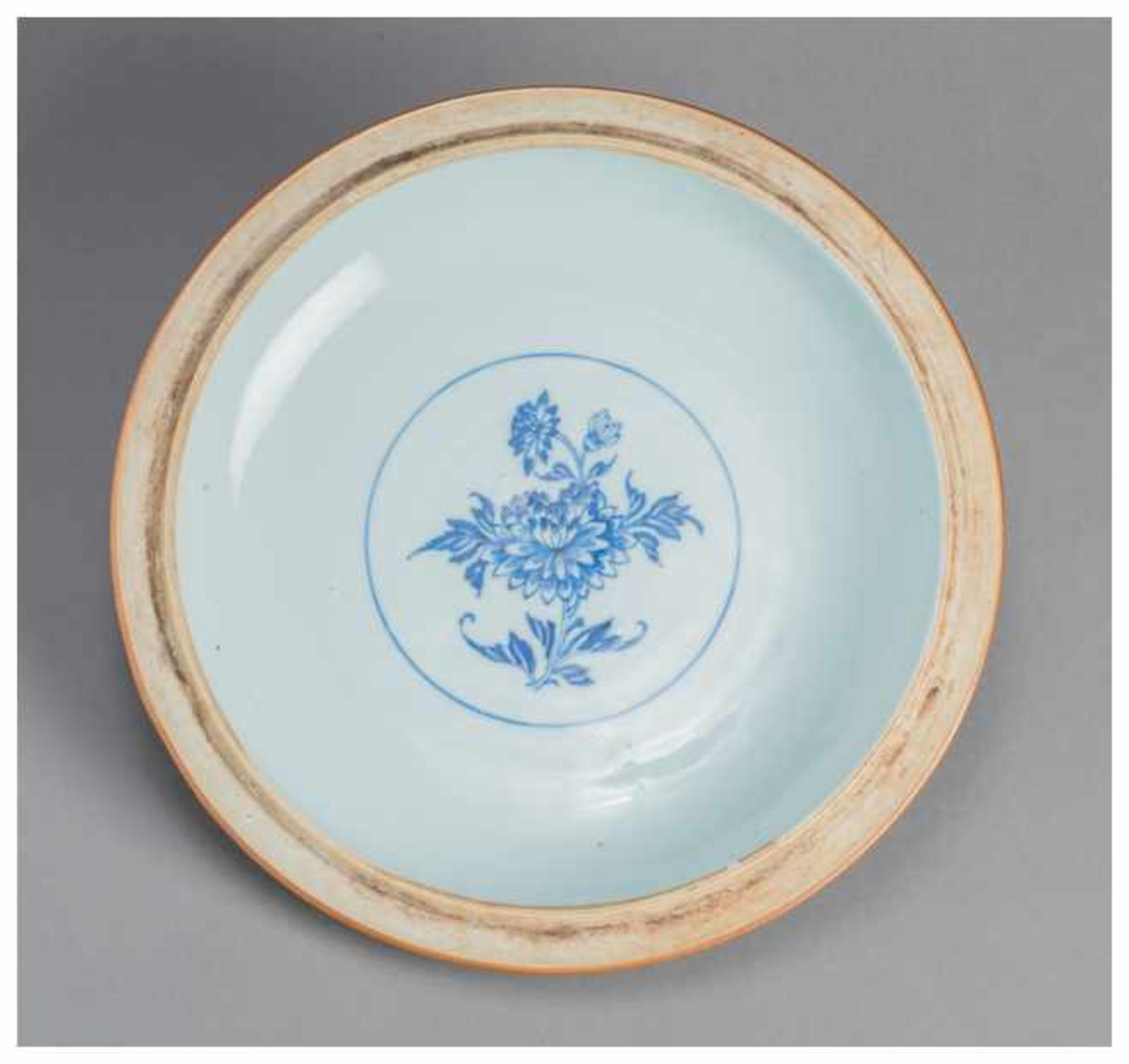 A FINE PORCELAIN LID FOR A LARGE VASE Porcelain with underglaze blue painting. China, Qing dynastyAn - Image 2 of 3