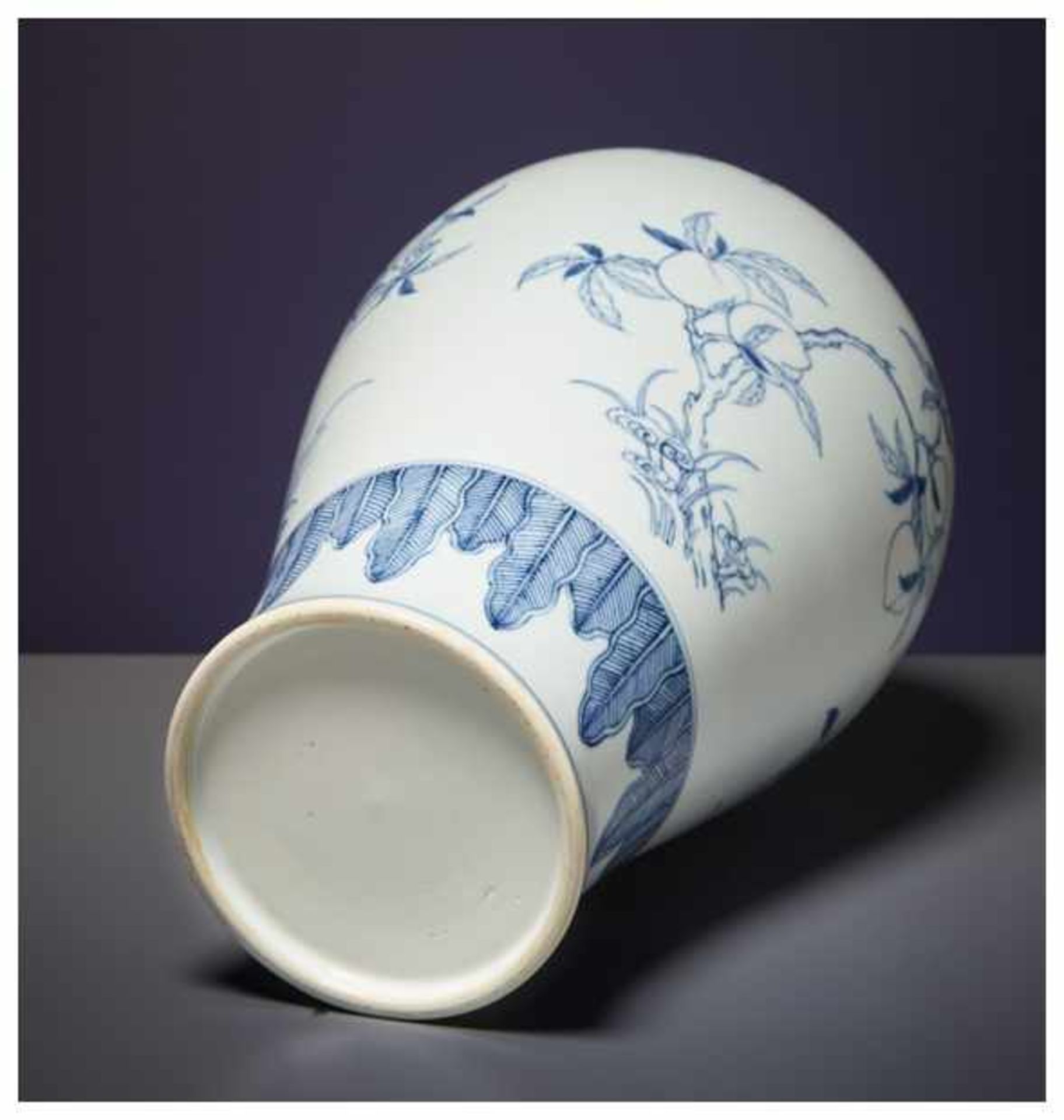 A CHINESE BLUE AND WHITE PORCELAIN BALUSTER VASE Porcelain with blue and white painting. China, - Image 5 of 5