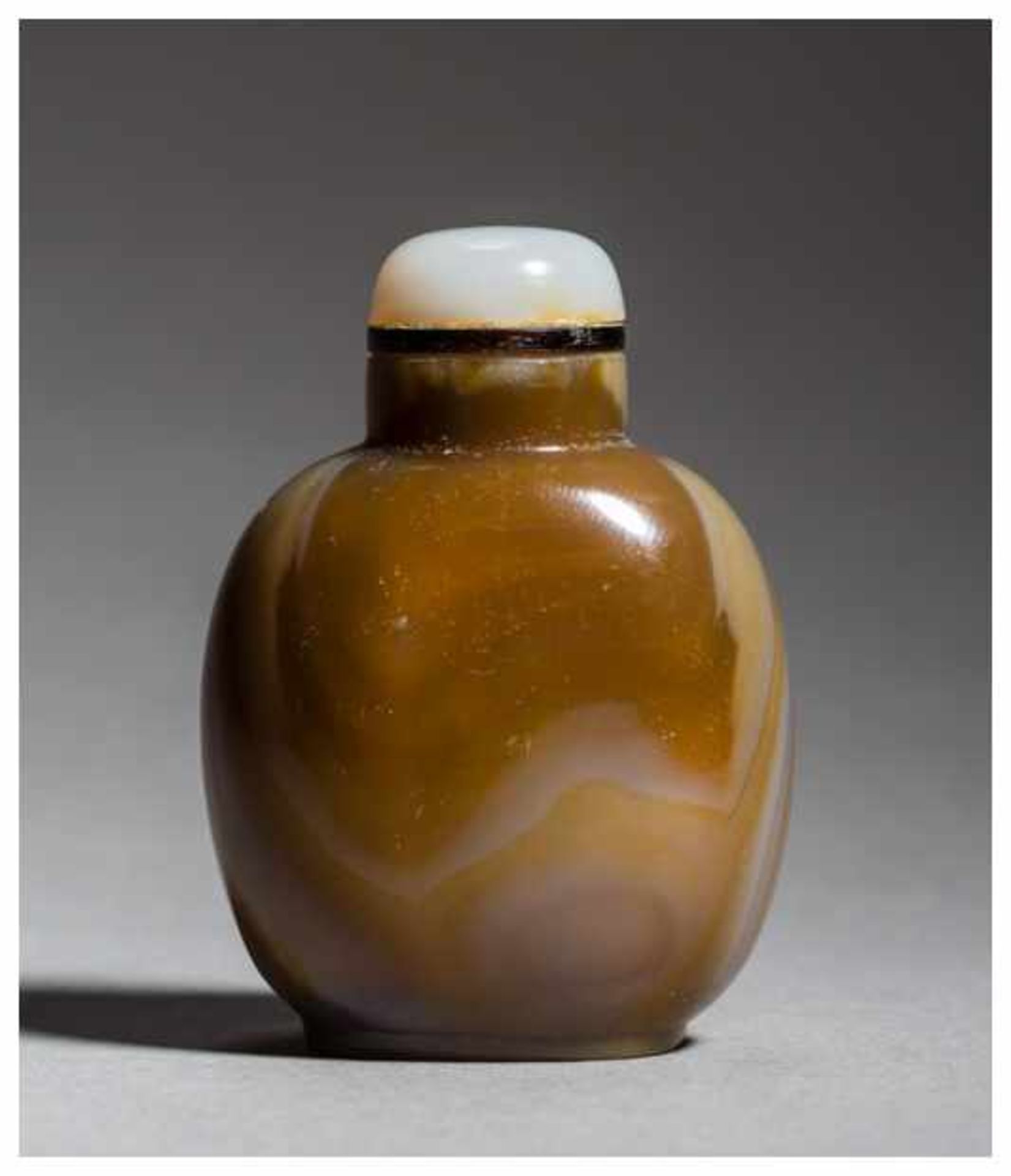 SNUFF BOTTLE WITH DRAGON AND LION Chalcedony. China, 20th centuryThis snuff bottle has a beautiful - Image 3 of 5