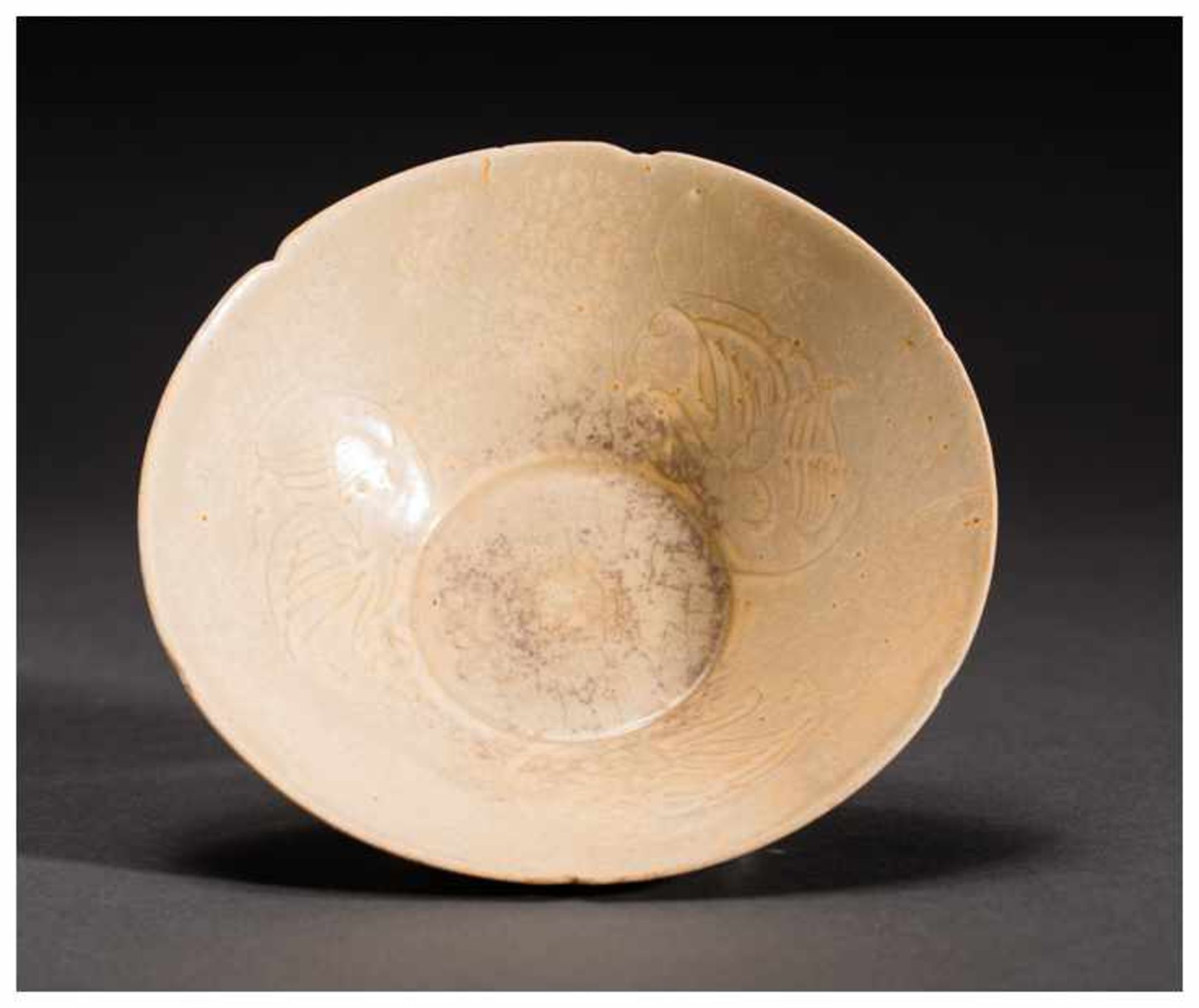 A DEEP BOWL WITH PHOENIXES Glazed ceramic. China, Song, 12th-13th centuryA well-formed bowl,