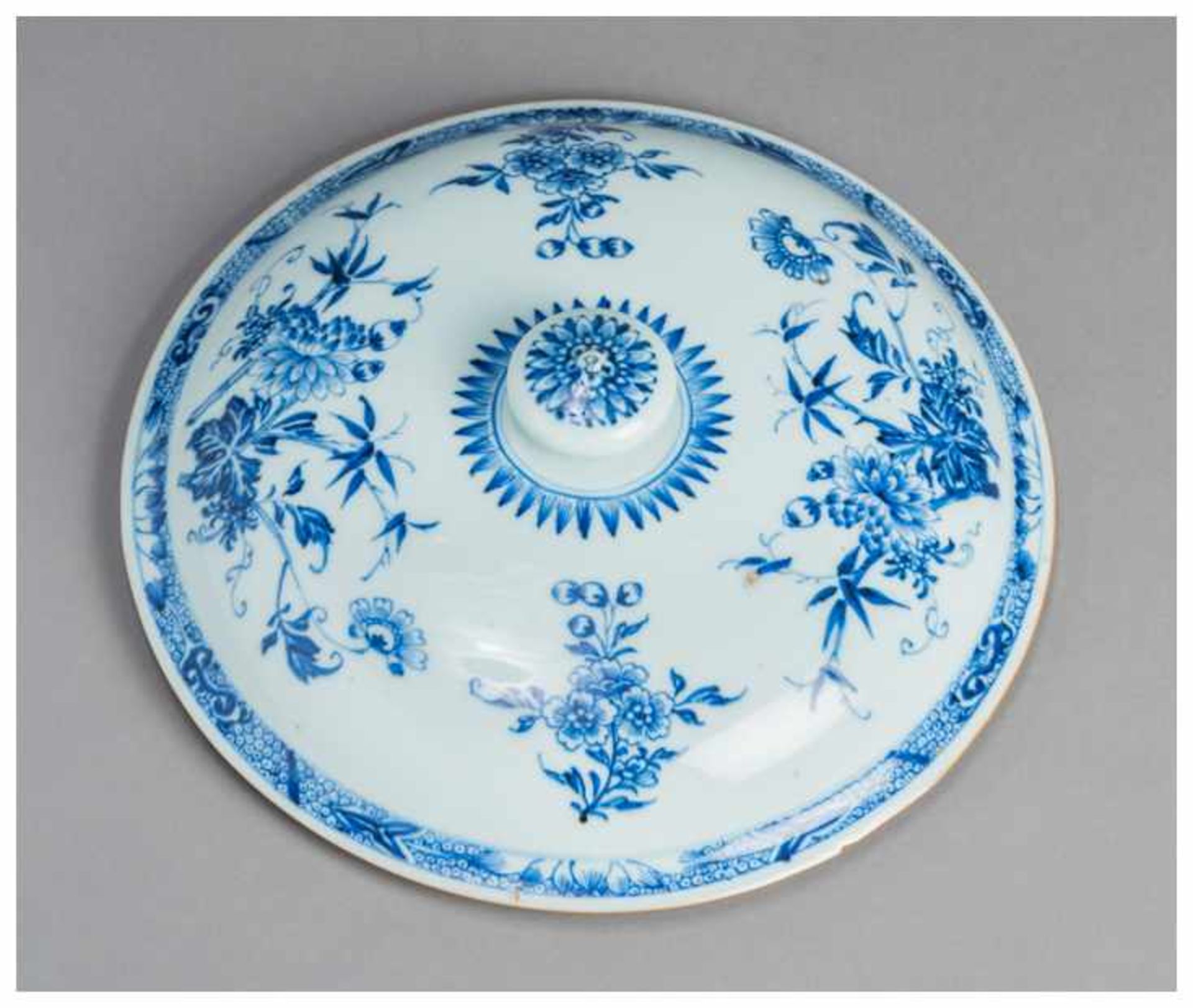 A FINE PORCELAIN LID FOR A LARGE VASE Porcelain with underglaze blue painting. China, Qing dynastyAn