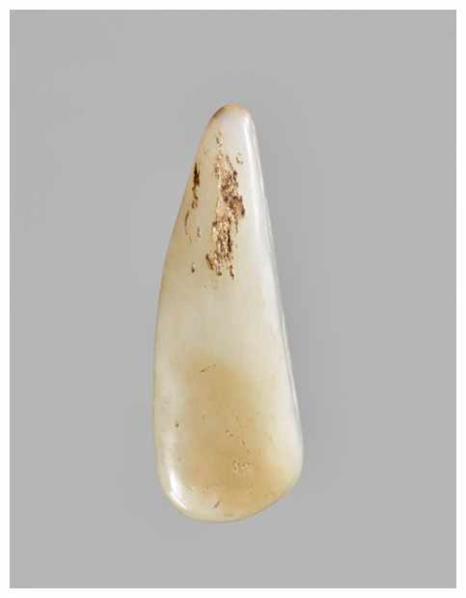 A CELADON JADE PEPPLE PENDANT Celadon nephrite. China, the carving from the later Qing dynasty, - Bild 4 aus 4