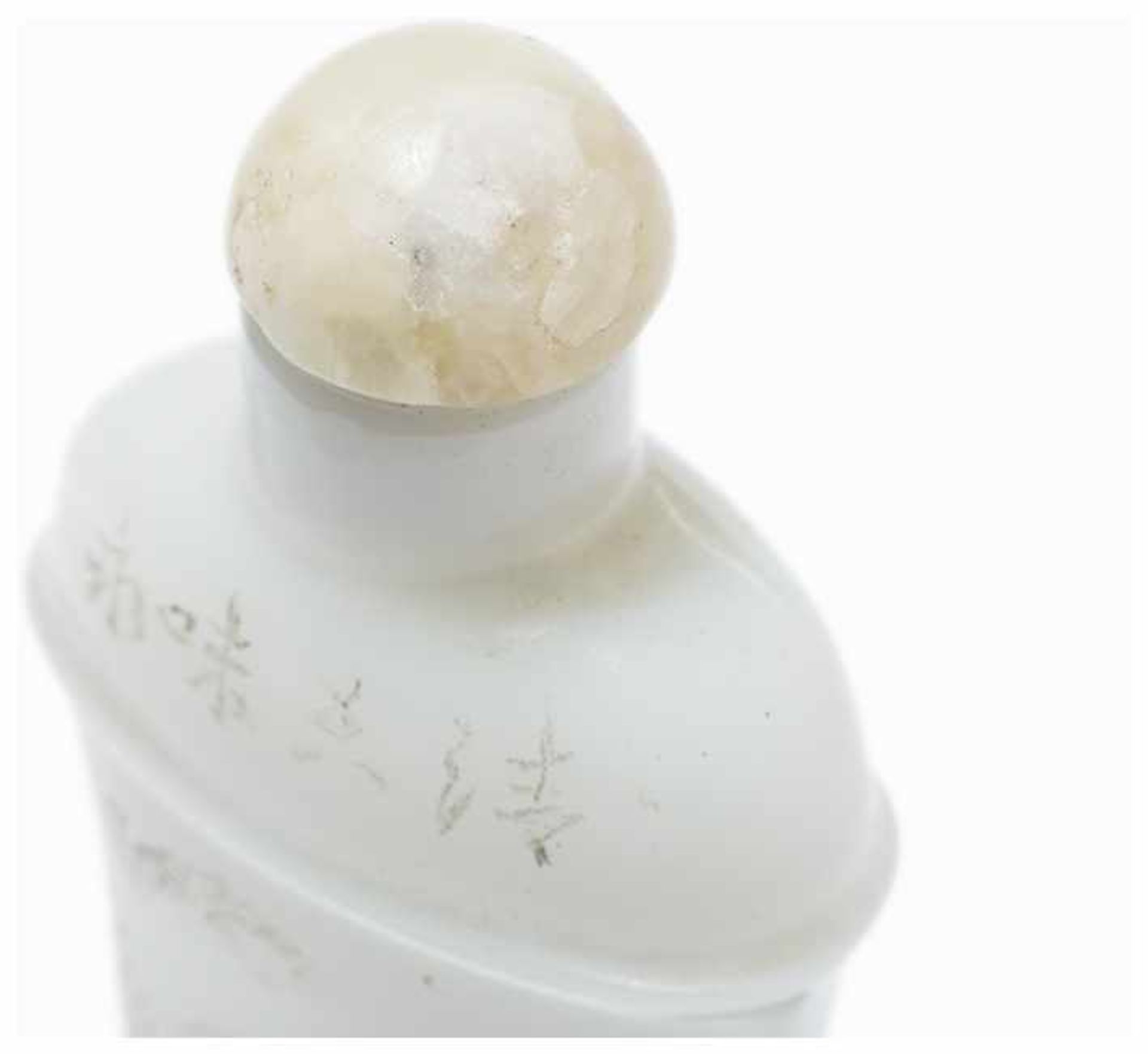 SNUFF BOTTLE WITH INCISED DECORATION Milk glass, quartz. China, modernFlat body with profiled - Image 5 of 7