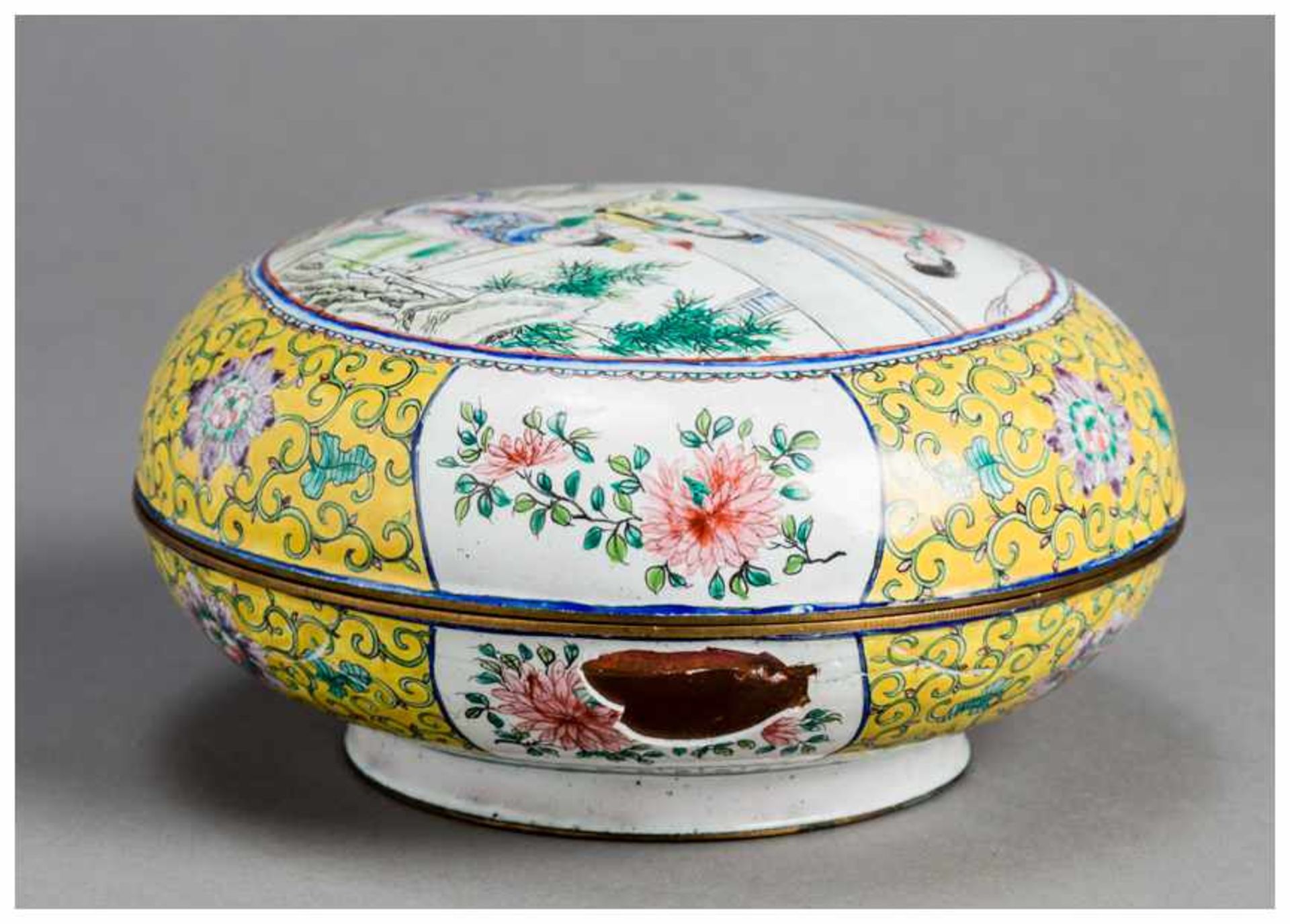 A CANTON ENAMEL BOX AND COVER Canton enamel. China, Qing dynastyAn attractive canton enamel box - Image 6 of 6